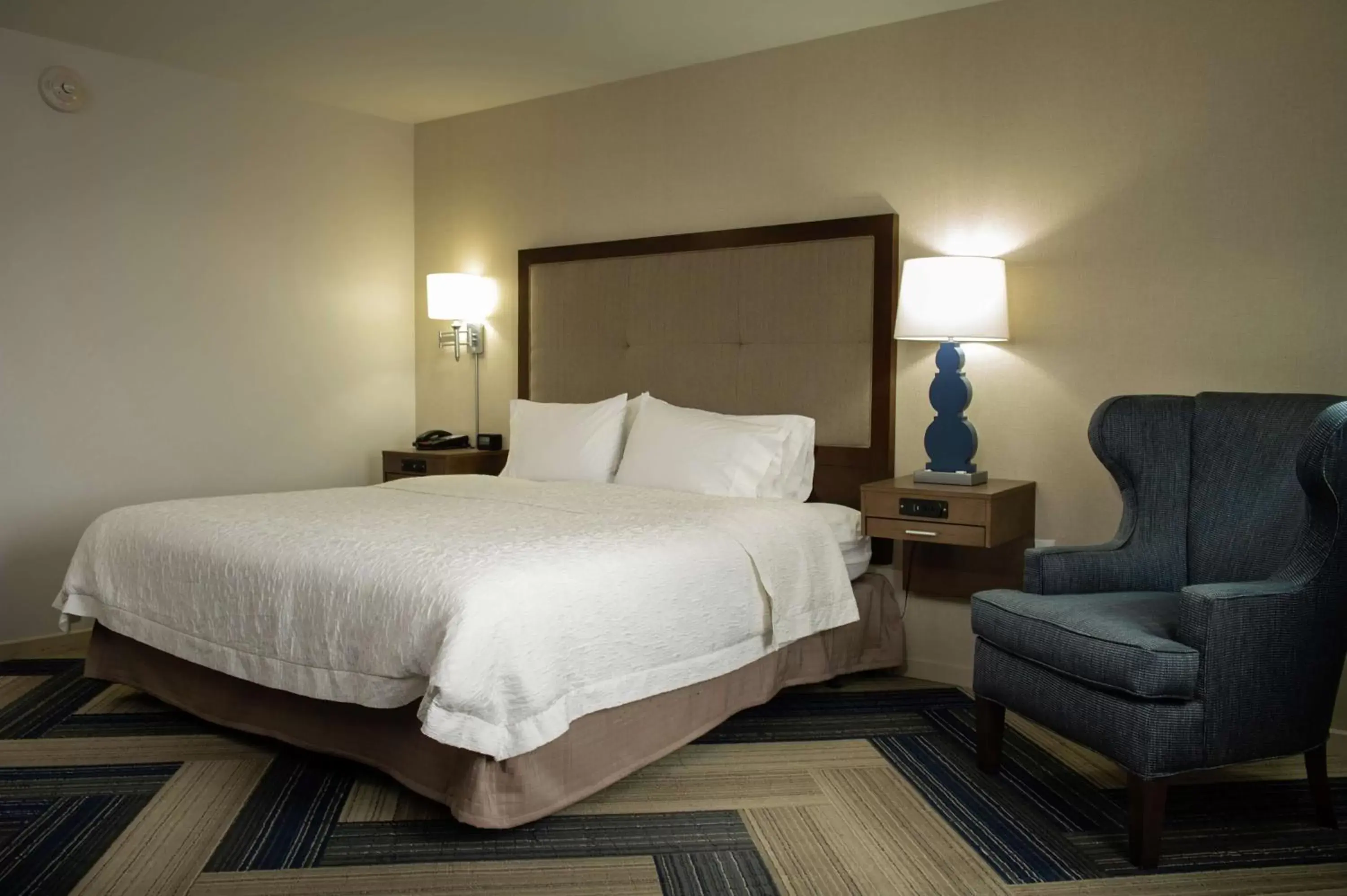 Bed in Hampton Inn and Suites La Crosse Downtown