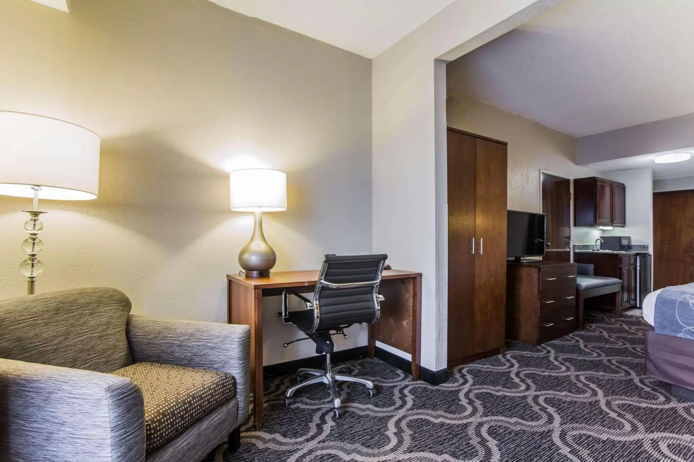 Bedroom, Seating Area in Comfort Suites Pineville - Ballantyne Area