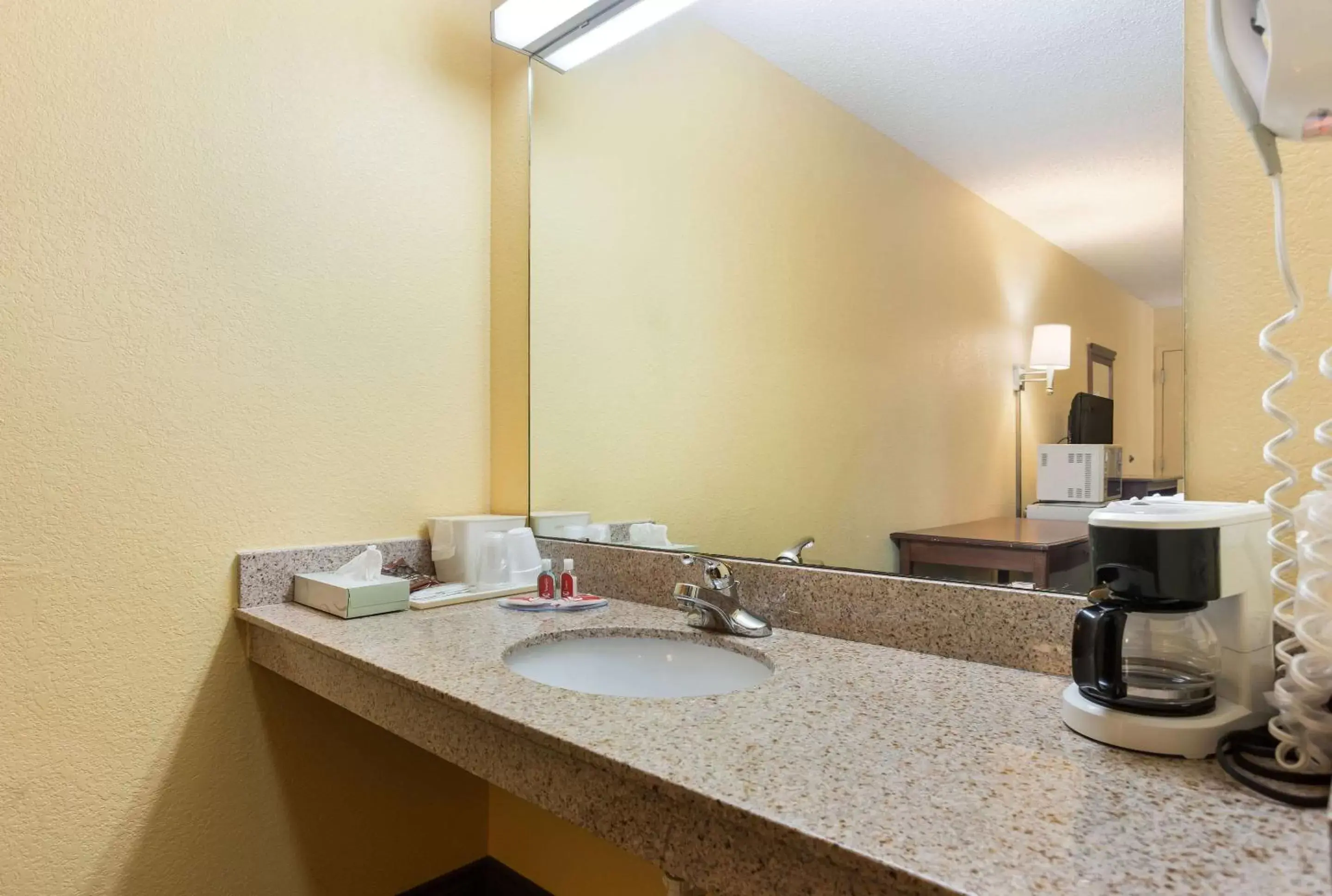 Photo of the whole room, Bathroom in Econo Lodge Saint Robert