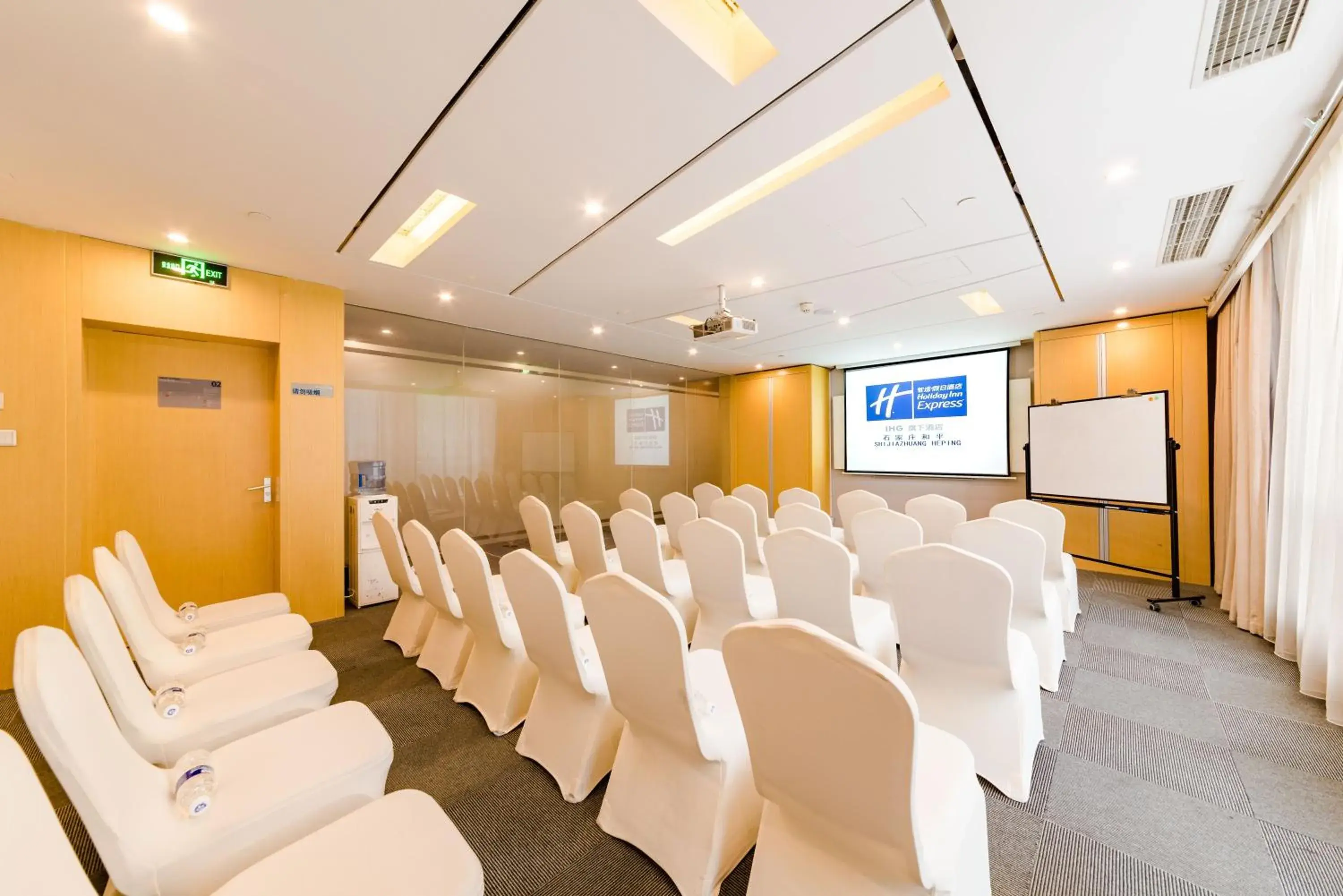 Meeting/conference room in Holiday Inn Express Shijiazhuang Heping, an IHG Hotel