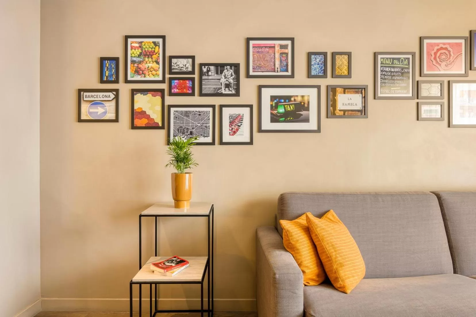 Living room in Citadines Ramblas Barcelona