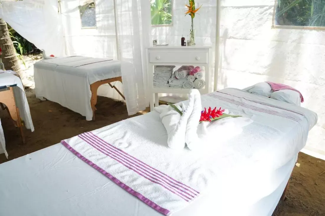 Massage, Bed in Junto al Rio Bungalows & Suites