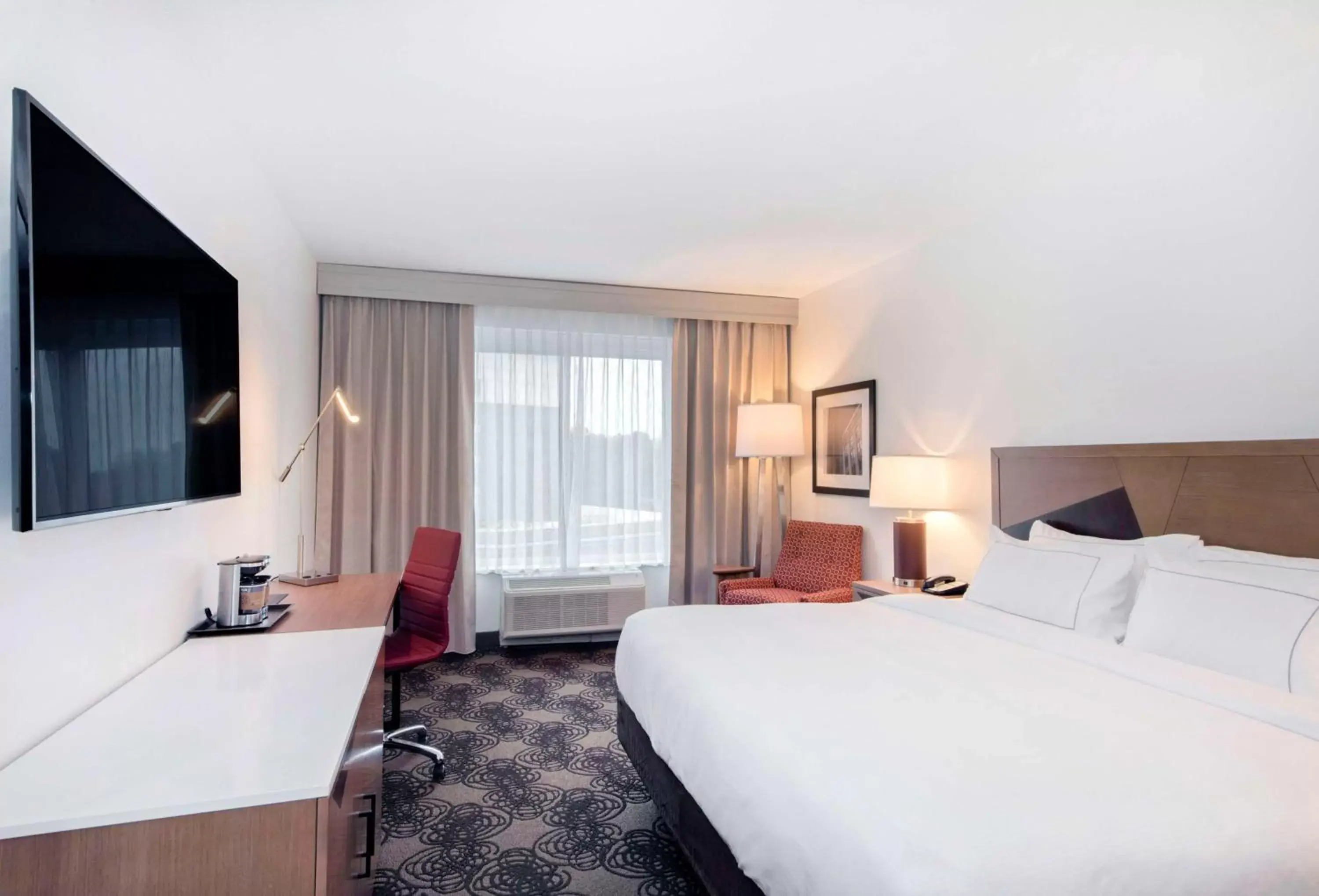 TV and multimedia, Bed in DoubleTree by Hilton Raleigh-Cary TV and multimedia, Bed in DoubleTree by Hilton Raleigh-Cary
