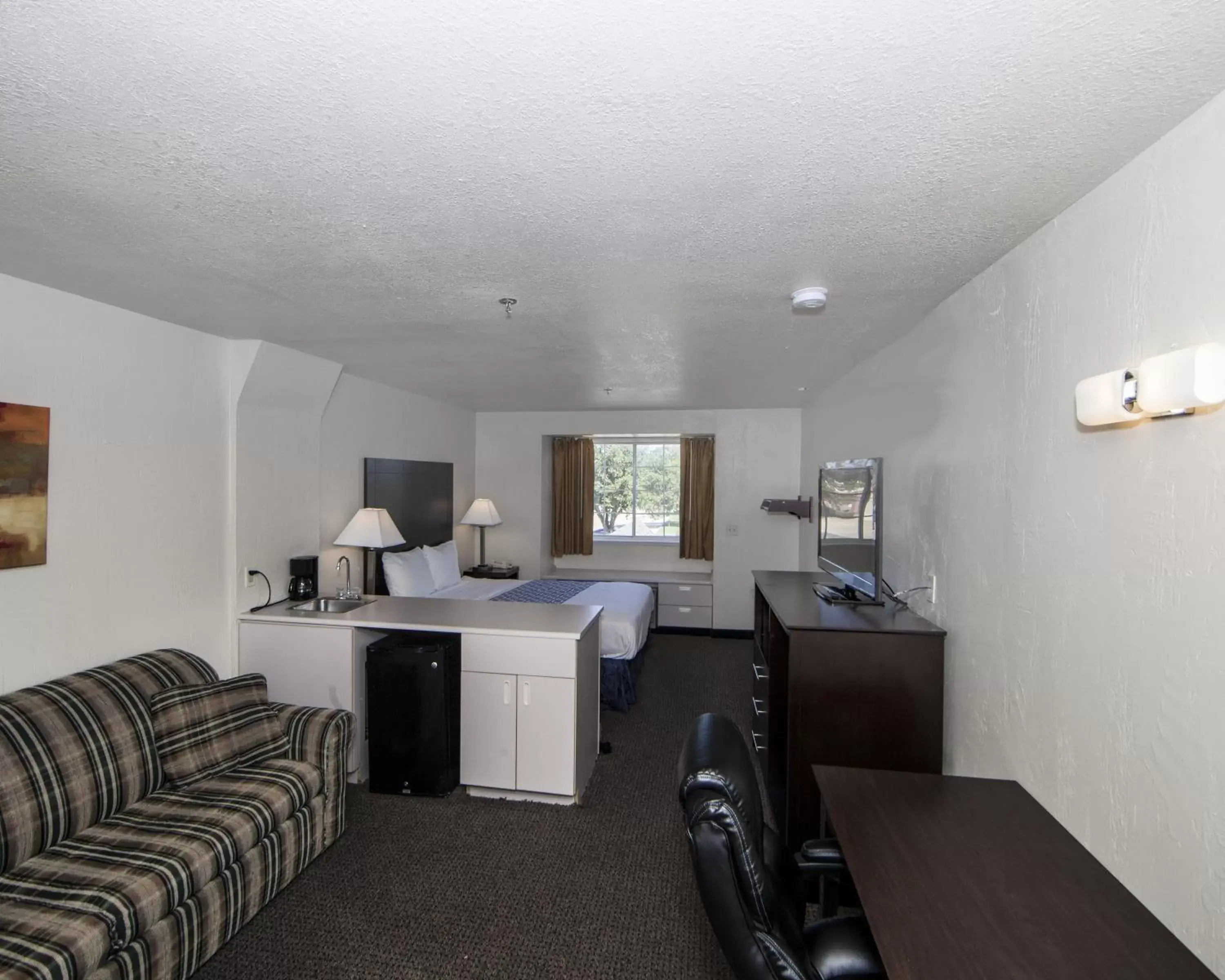 Queen Room - Smoking in Rodeway Inn & Suites Lewisville I-35