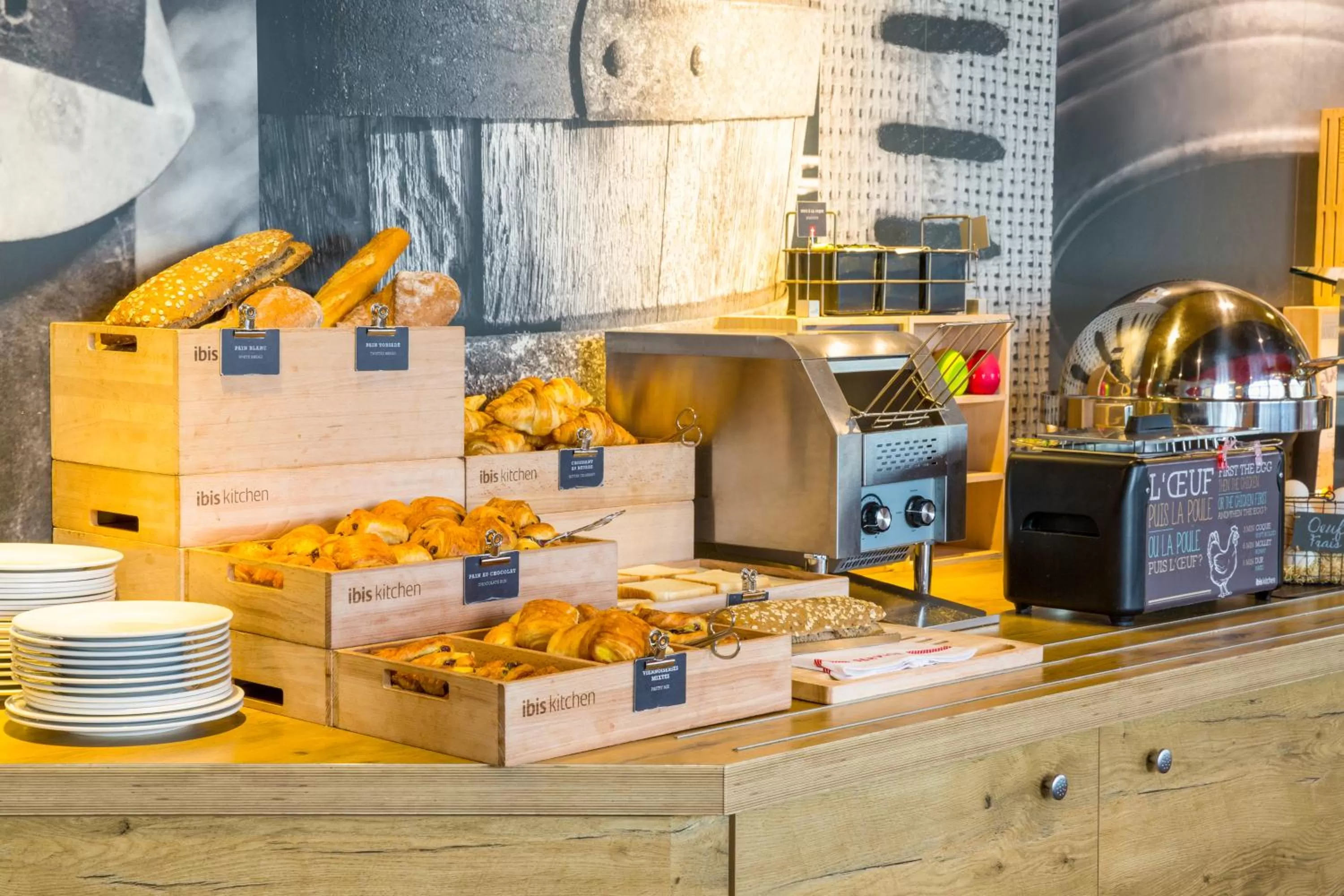 Dining area in ibis Lausanne Crissier