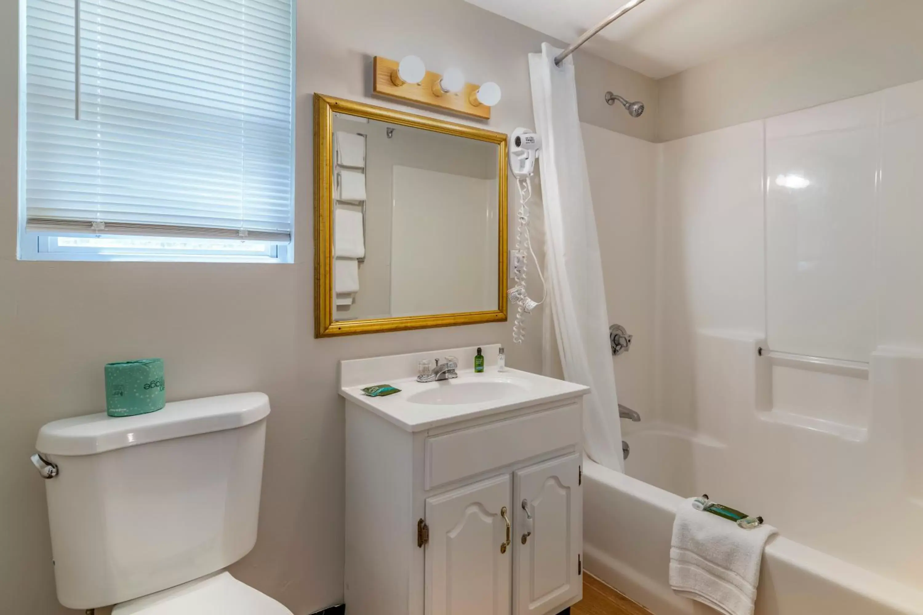 Bathroom in Anchor Inn and Cottages Wells-Ogunquit