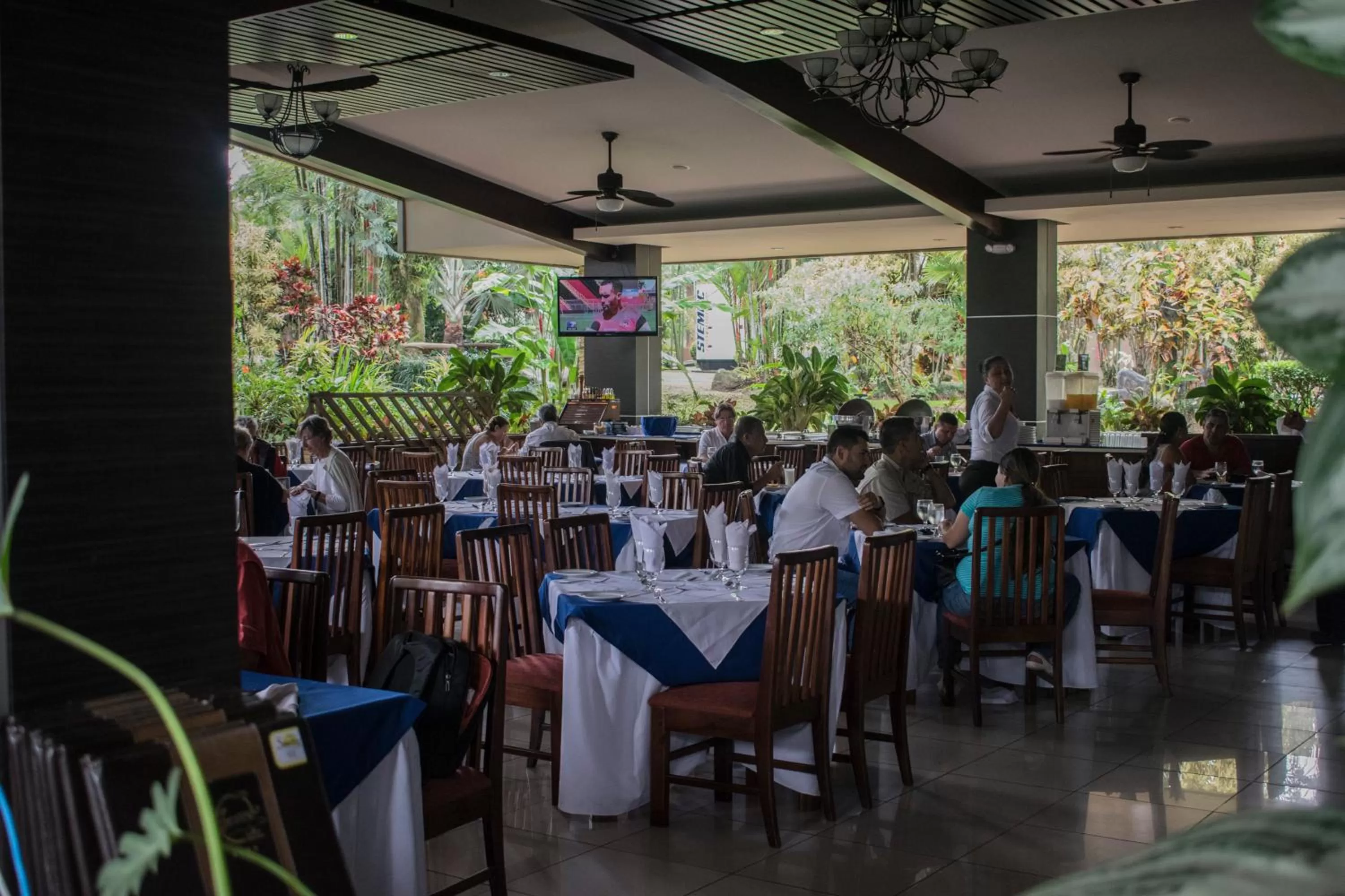 Restaurant/places to eat in Hotel Suerre