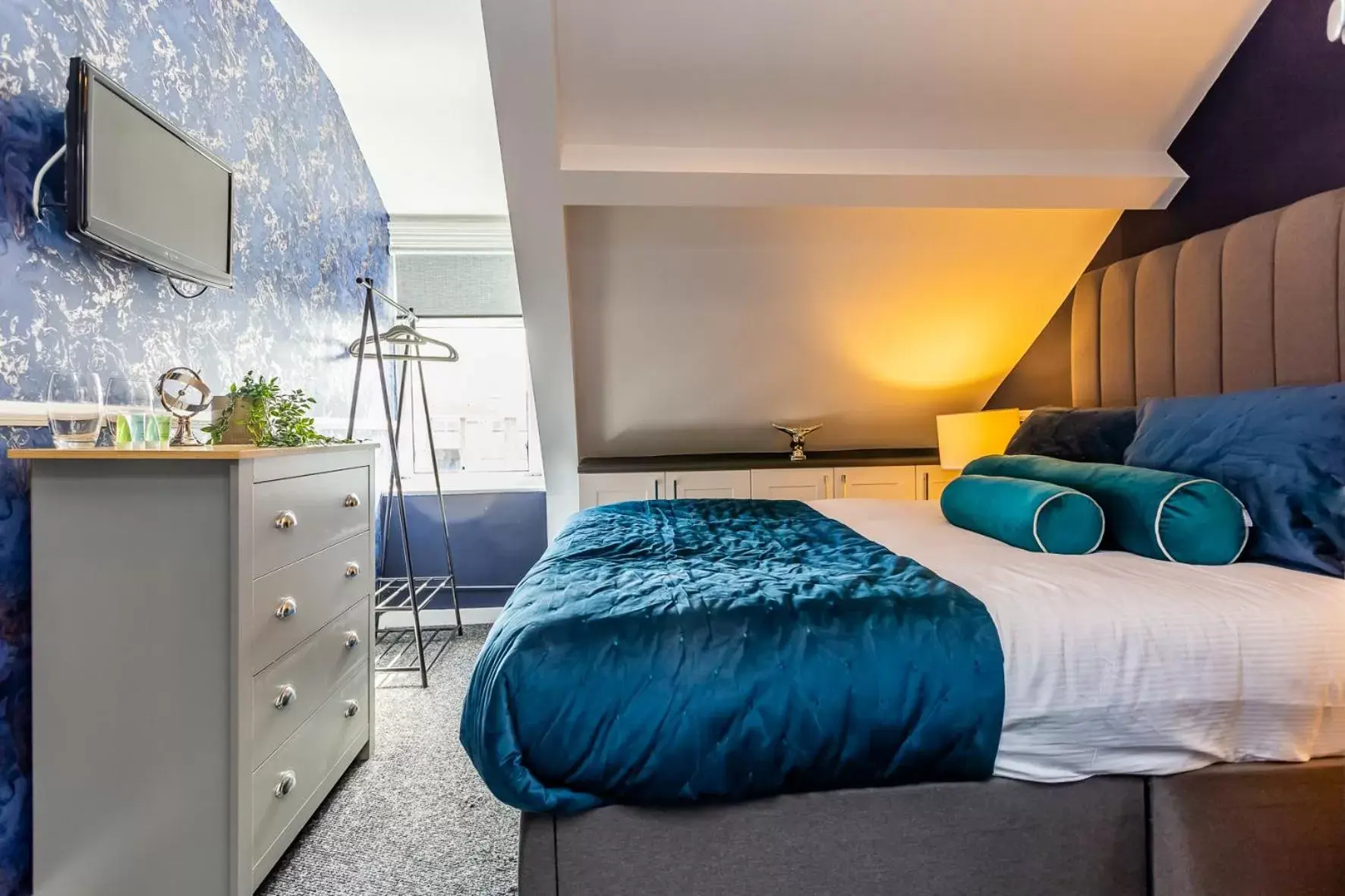 Bedroom, Bed in Comfy-Stays - Lower Ocean Road