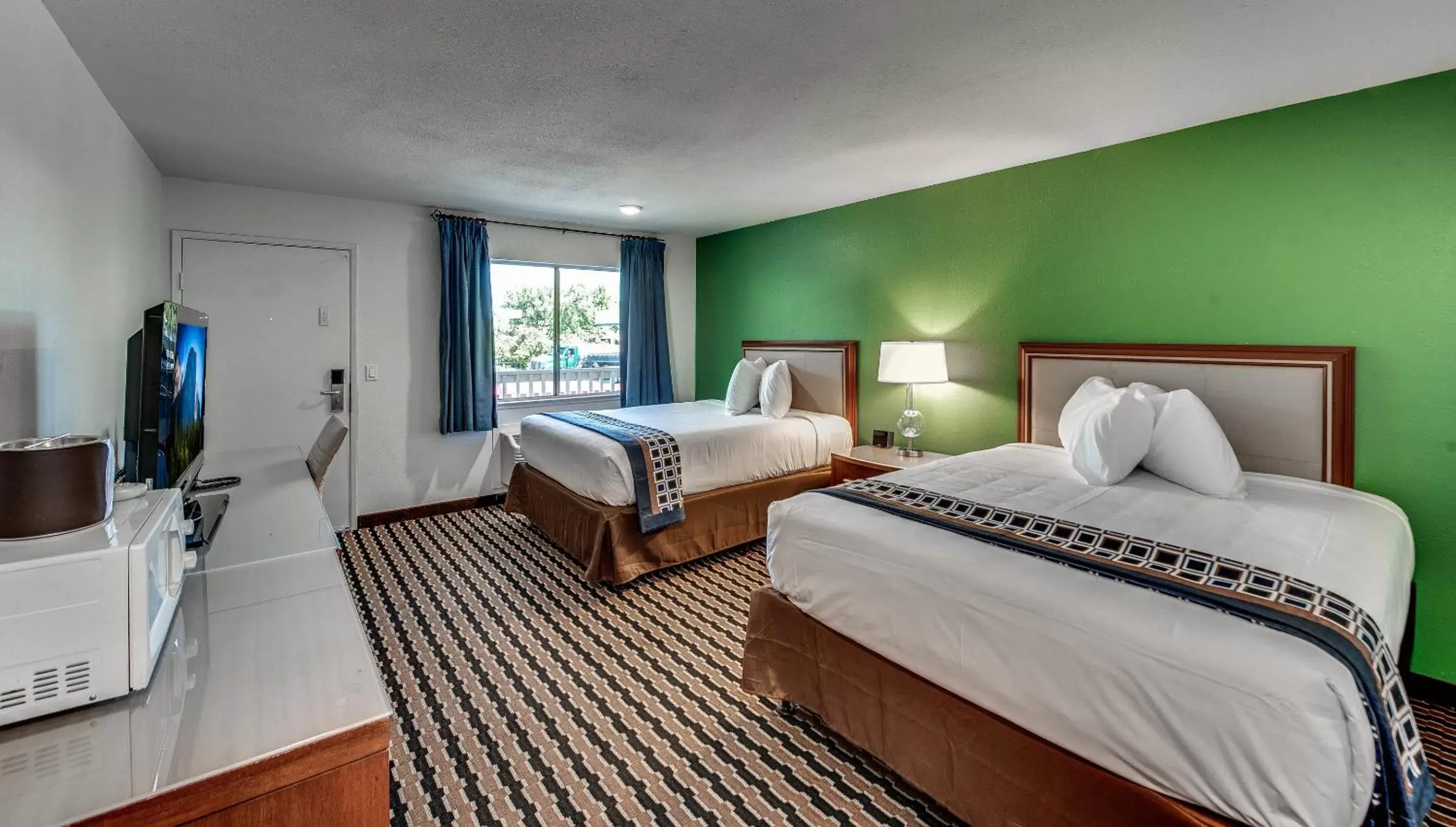 Queen Room with Two Queen Beds in Angels Inn Queen Room with Two Queen Beds in Angels Inn