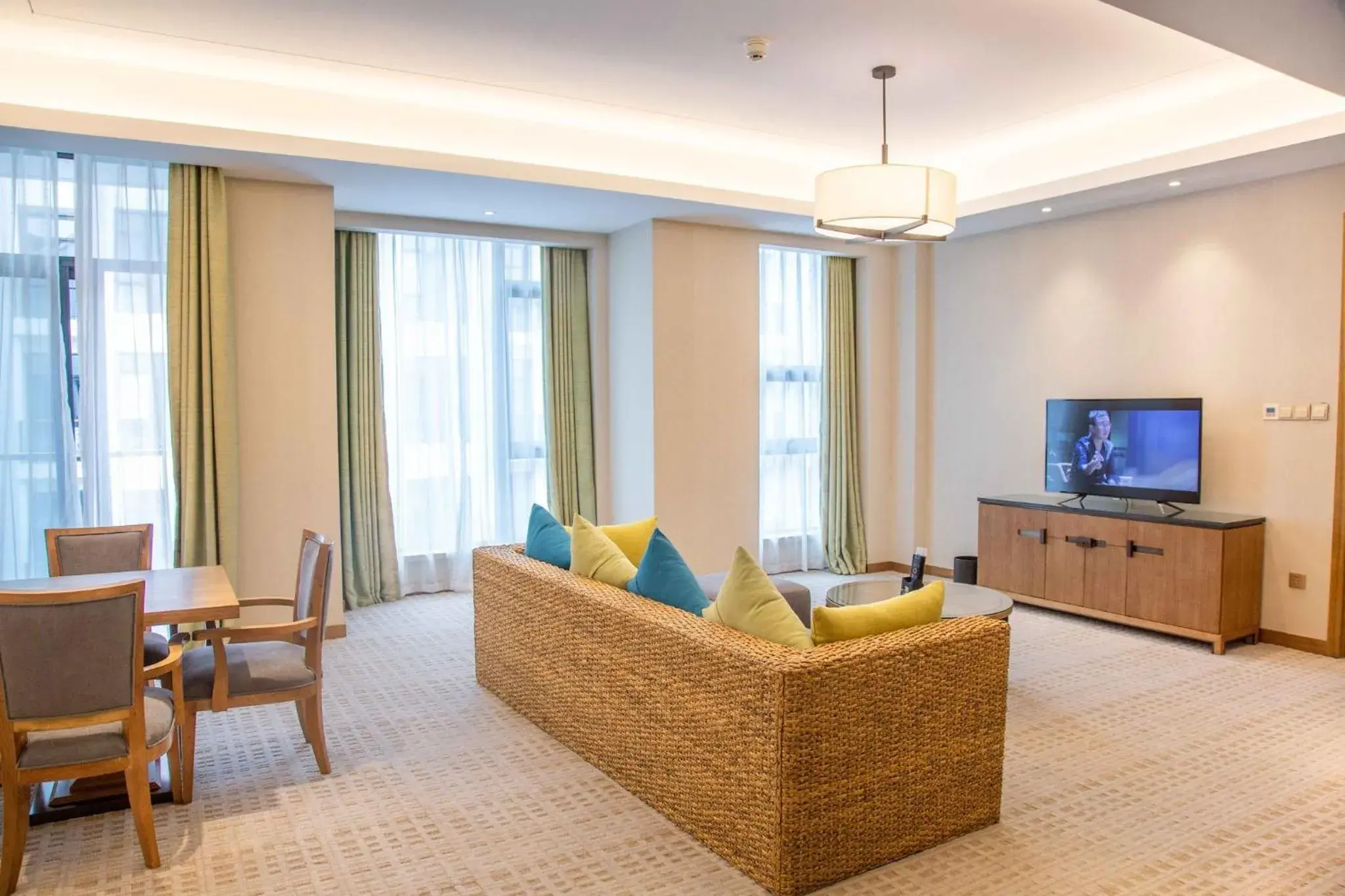 Photo of the whole room, Seating Area in InterContinental Sancha Lake, an IHG Hotel