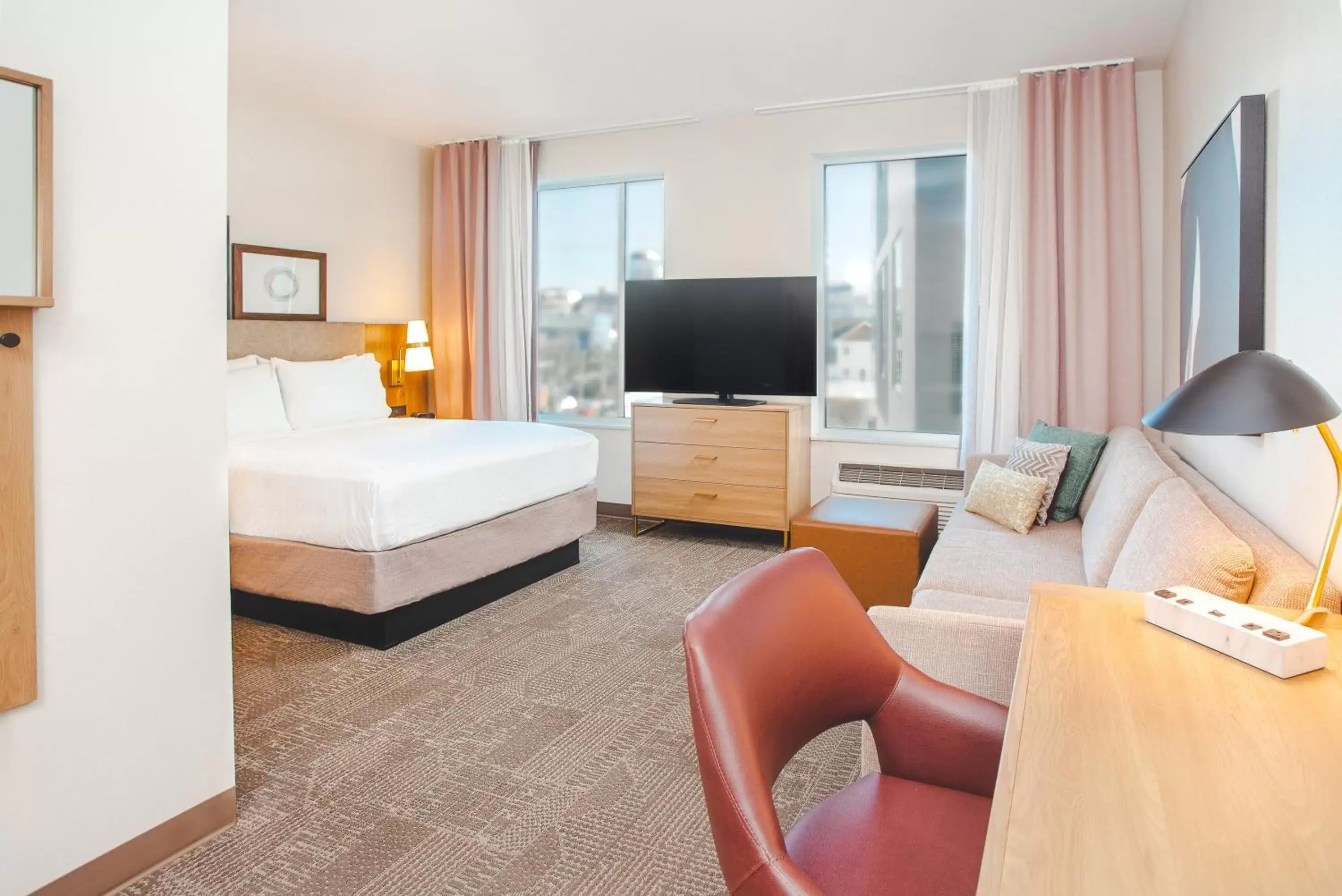 Bedroom, TV/Entertainment Center in Staybridge Suites - Nashville - Vanderbilt, an IHG Hotel