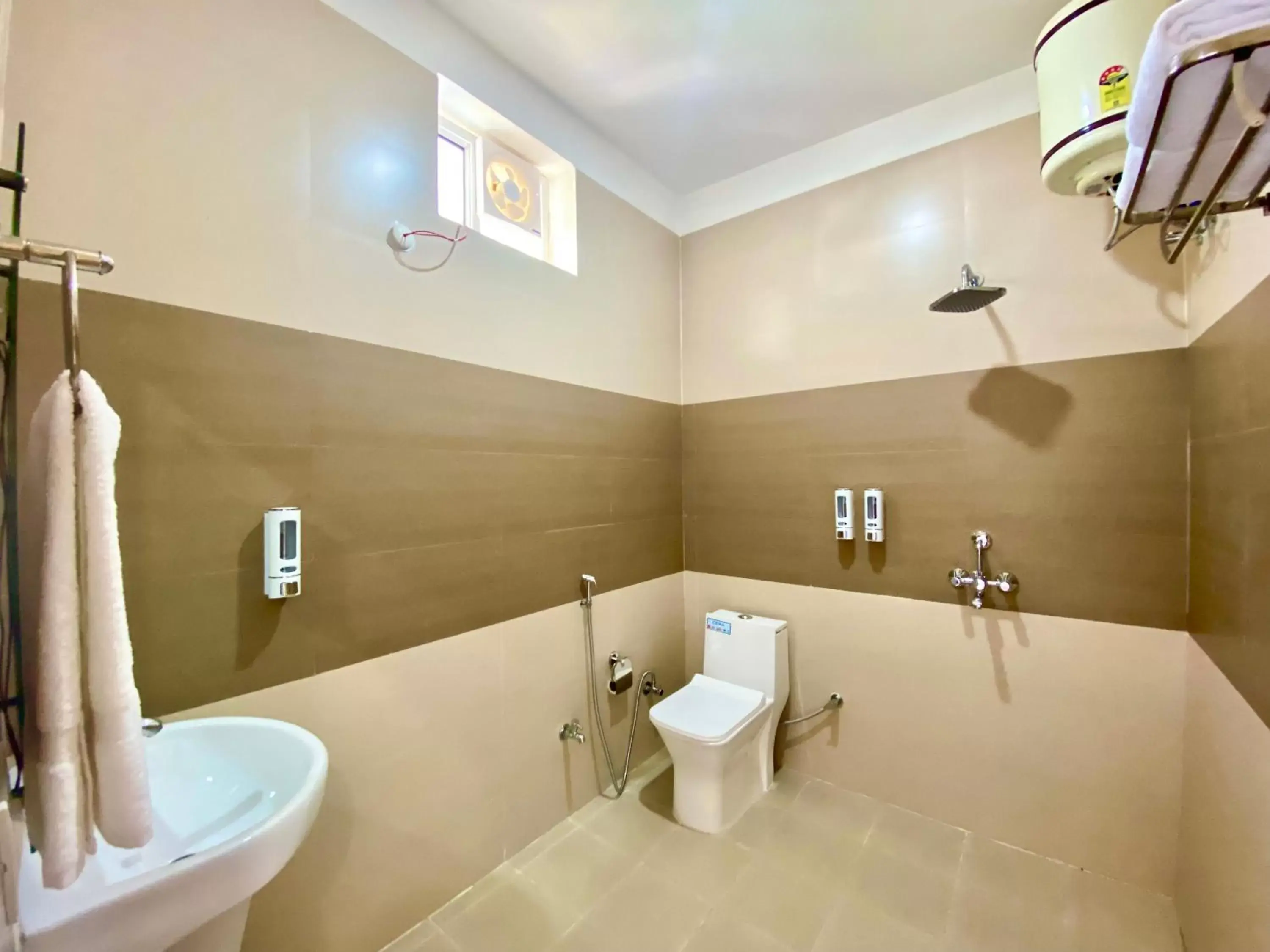 Shower, Bathroom in Hotel Wraveler Inn Rishikesh