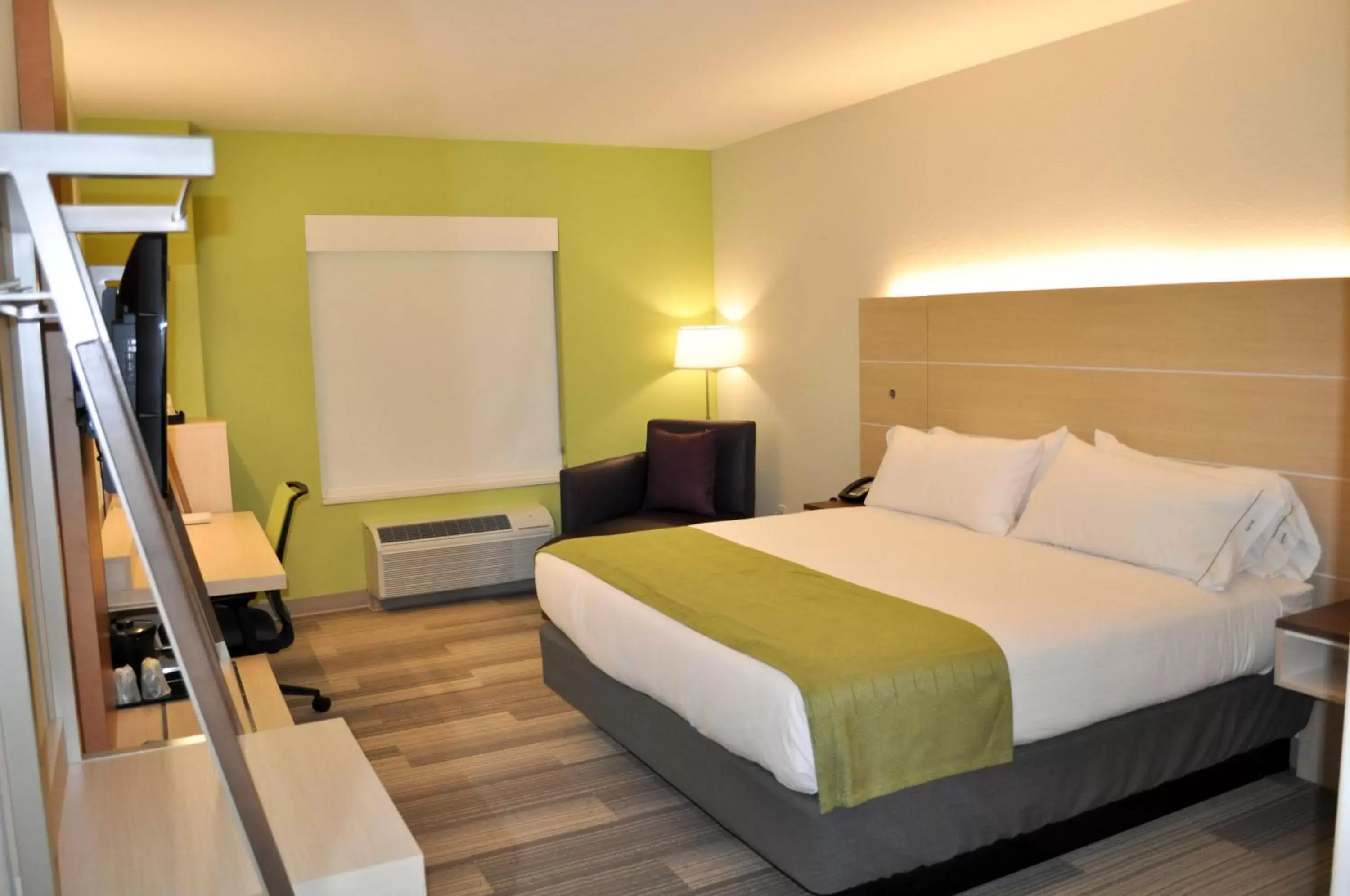 Photo of the whole room, Bed in Holiday Inn Express & Suites Price, an IHG Hotel