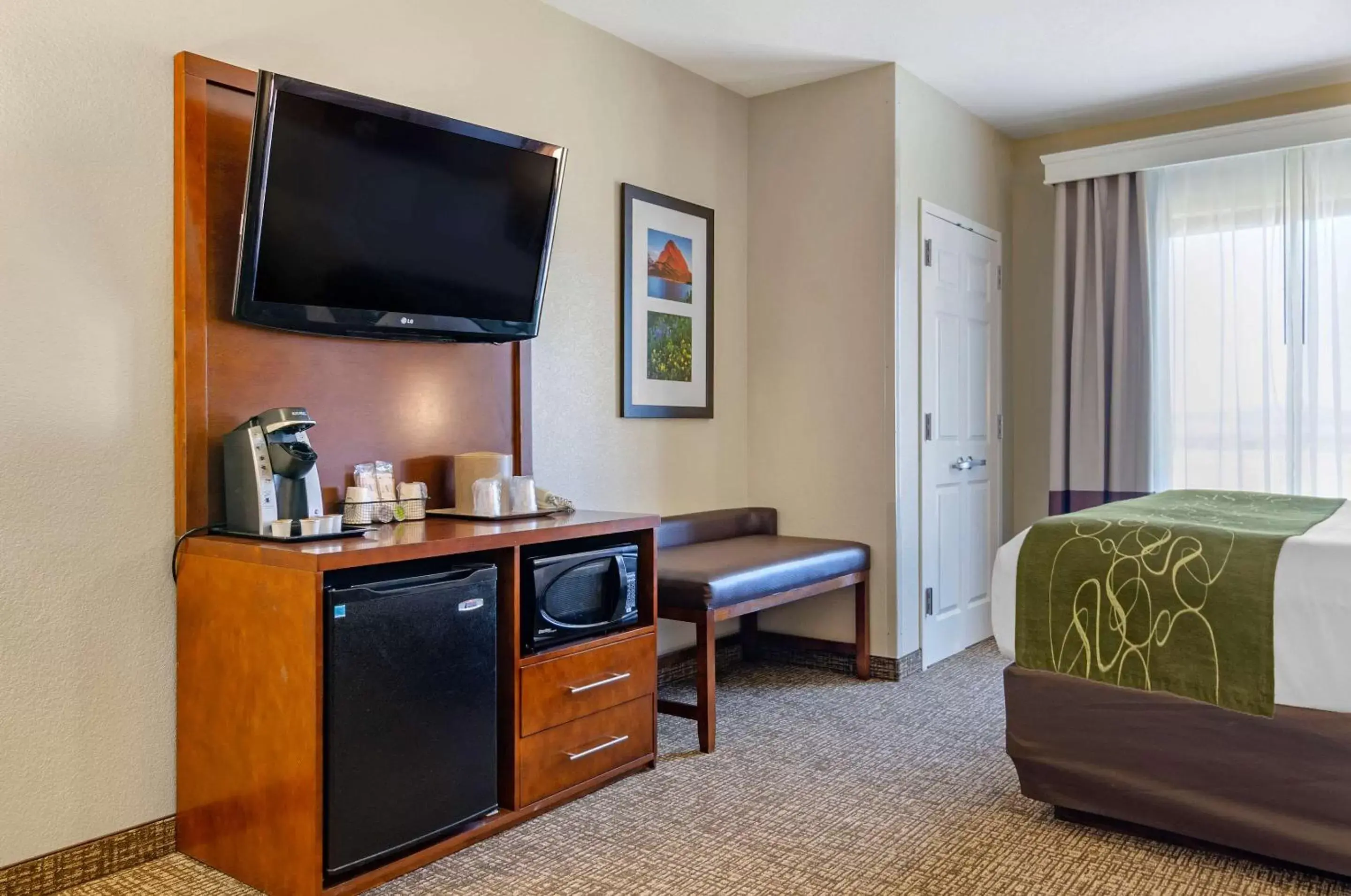 Photo of the whole room, TV/Entertainment Center in Comfort Suites Helena Airport