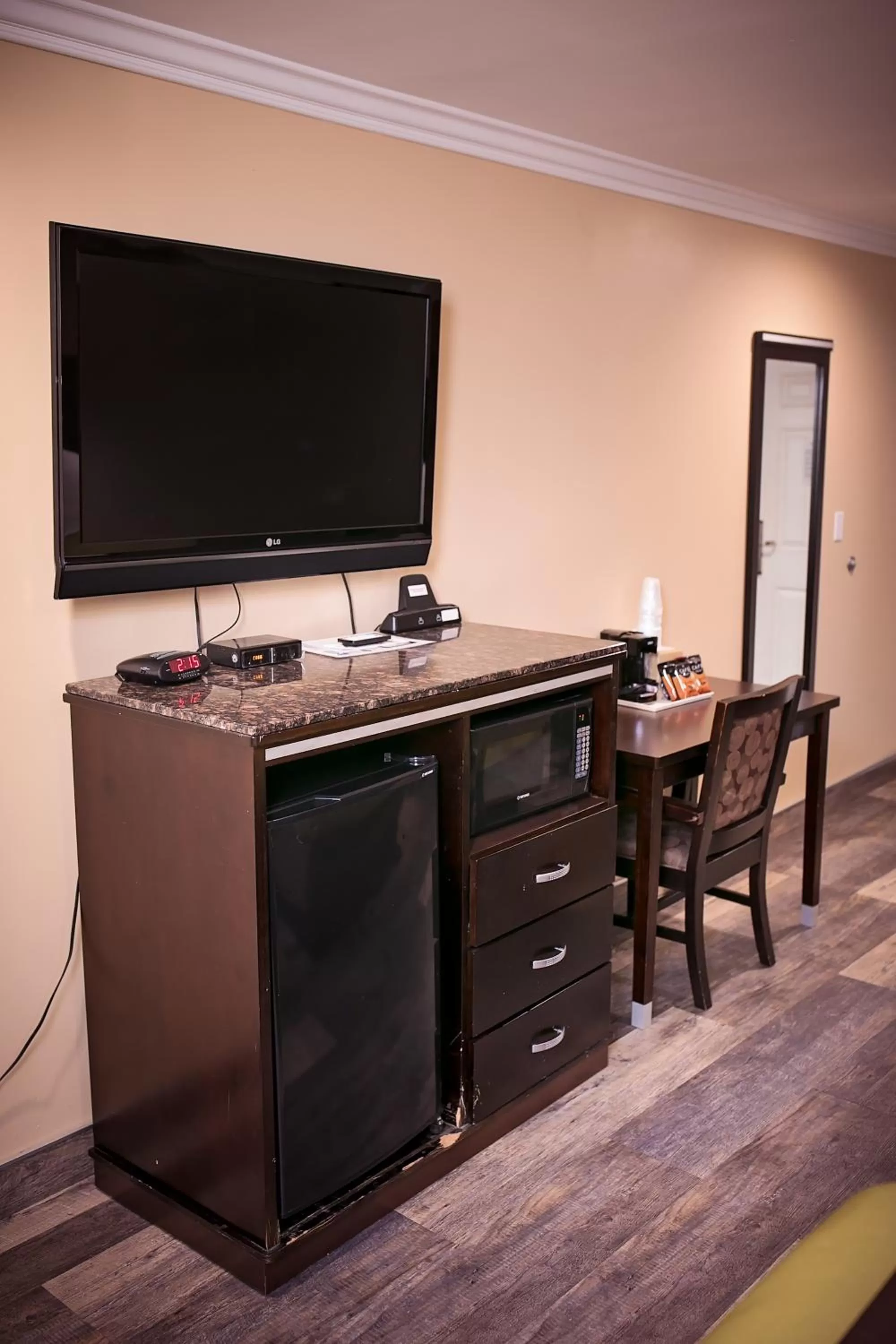 TV and multimedia in Rodeway Inn & Suites