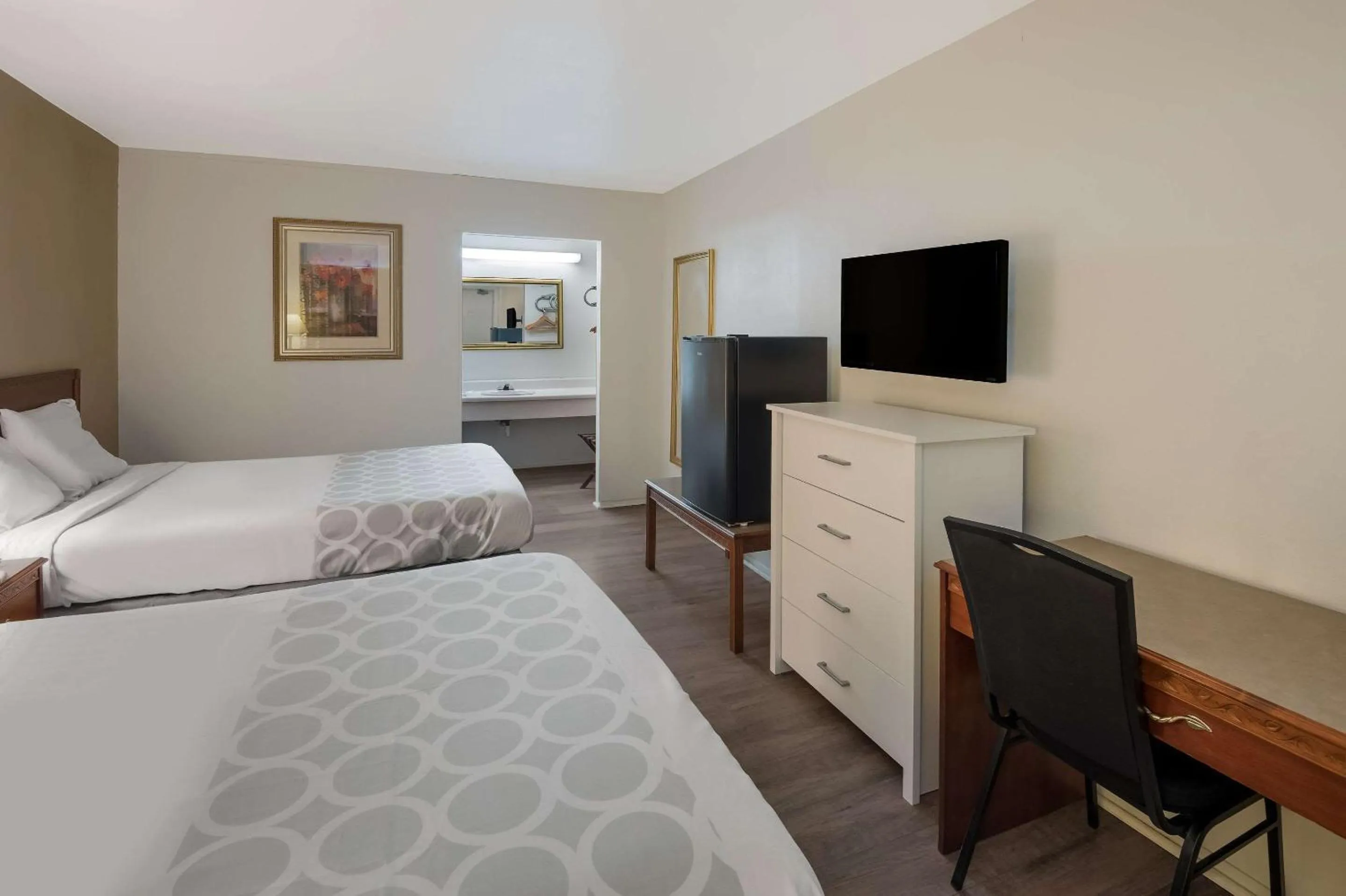 Bedroom, TV/Entertainment Center in Rodeway Inn