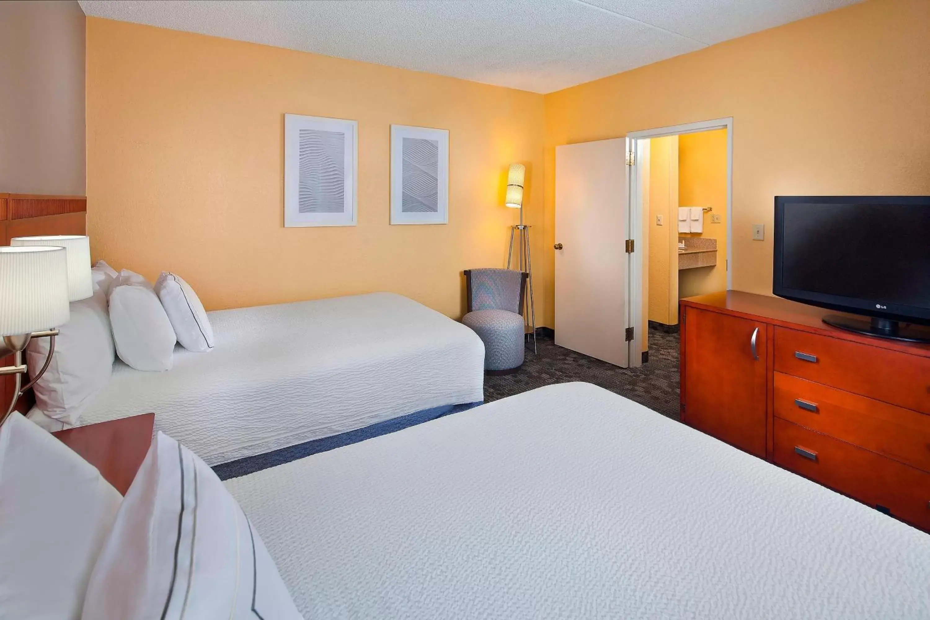 Photo of the whole room, Bed in Courtyard Miami Airport West/Doral