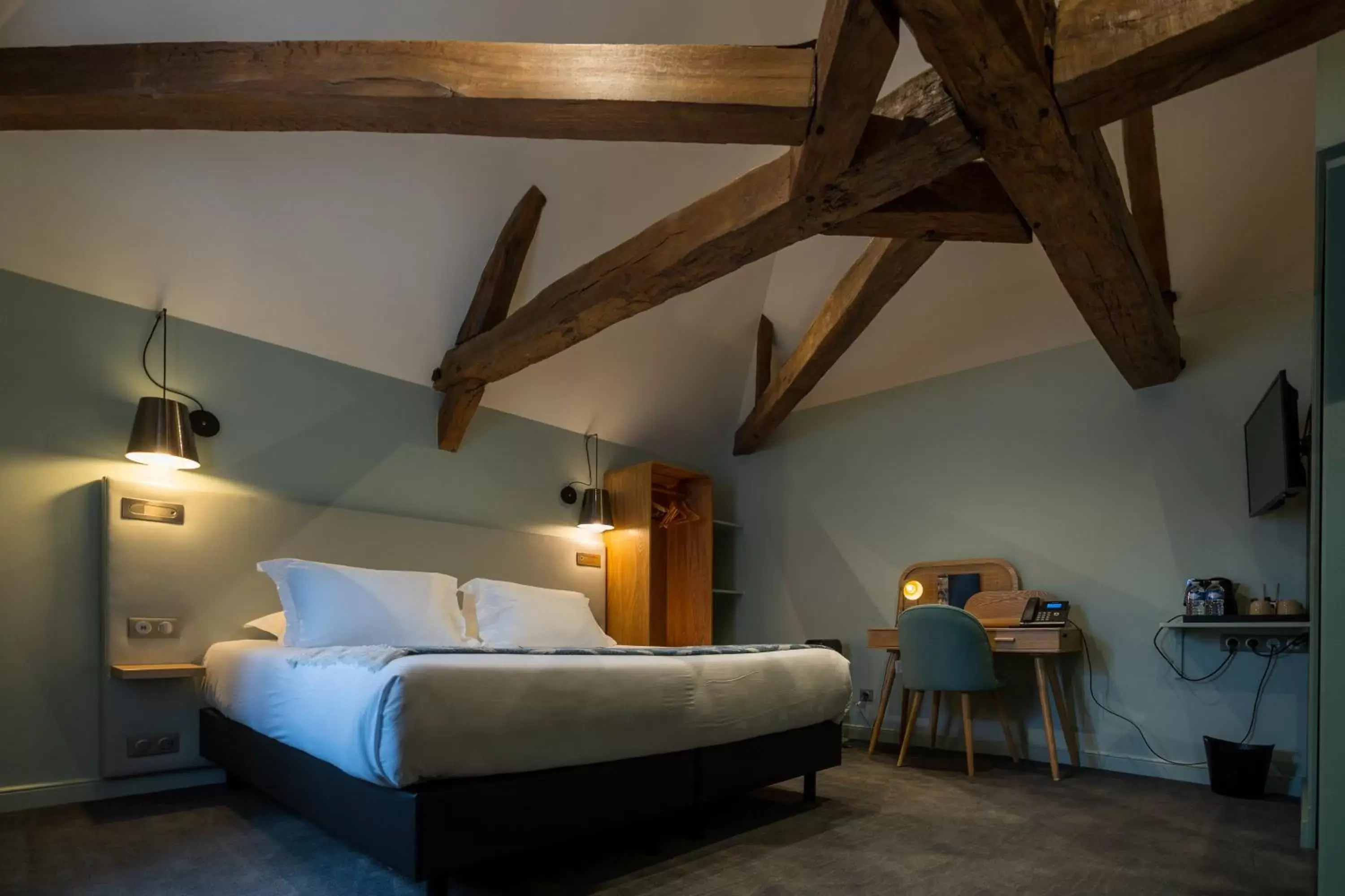 Property building, Bed in Hôtel Loysel le Gaucher