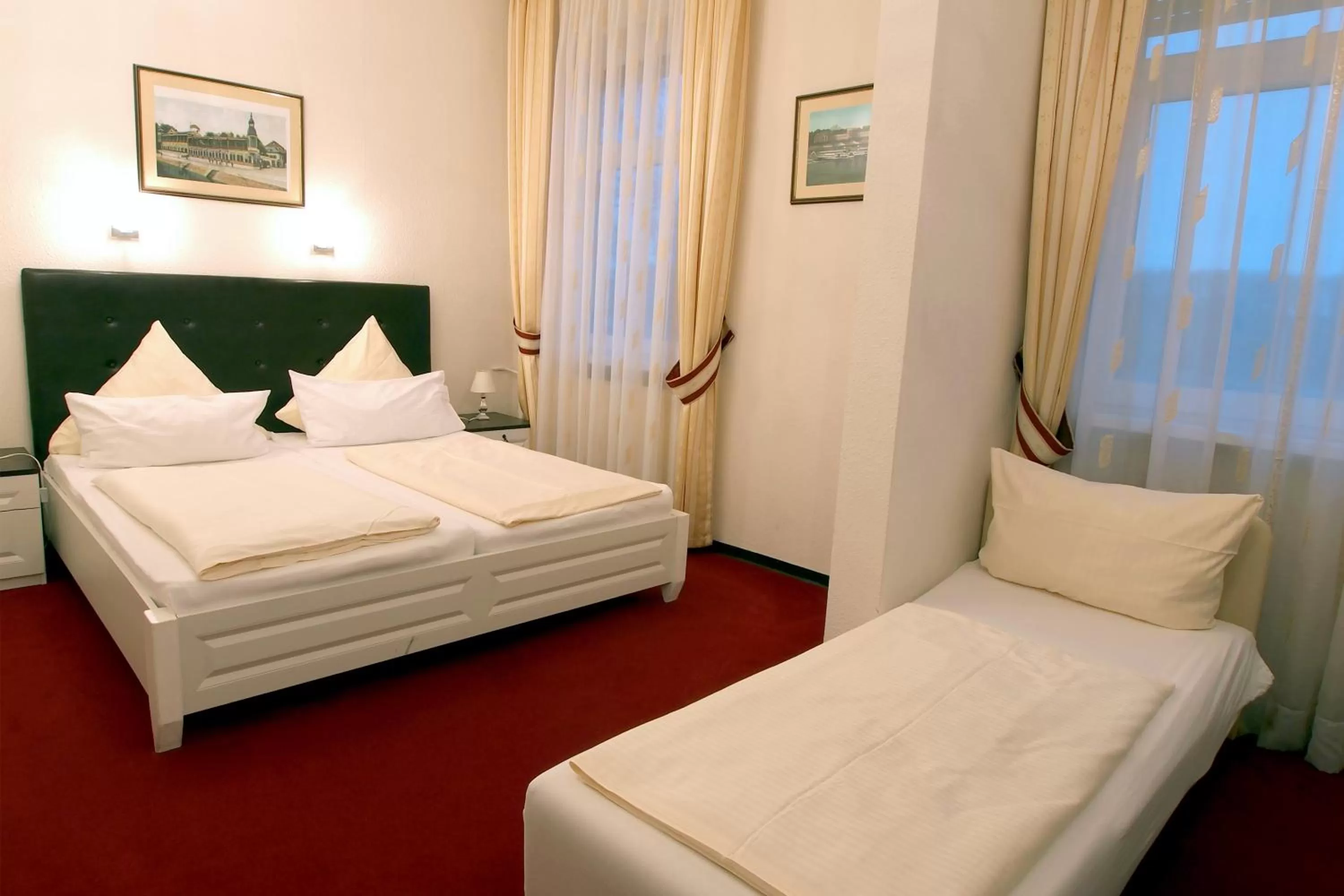 Photo of the whole room, Bed in Hotel Am Schloss Biebrich