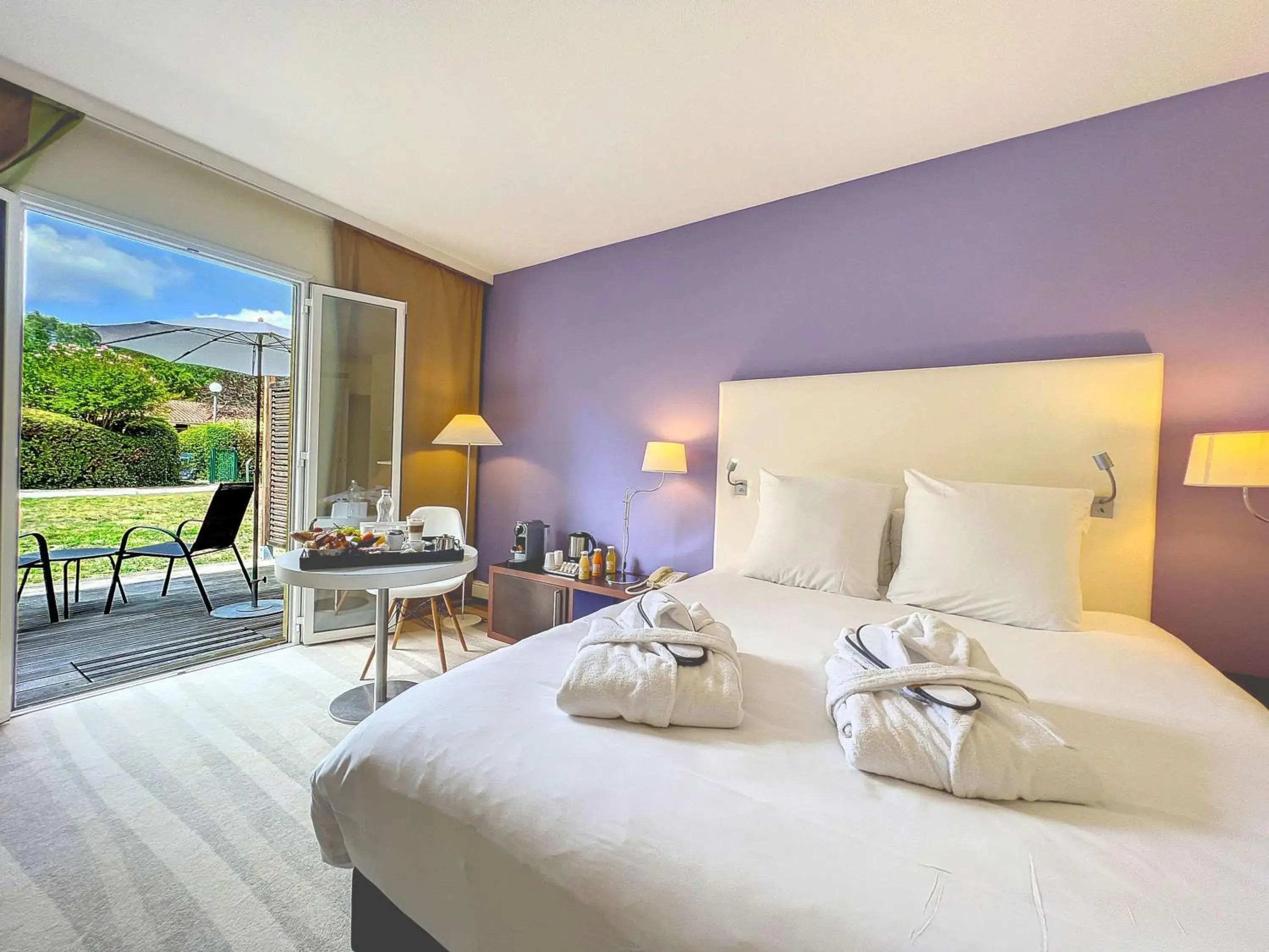 Bedroom, Bed in Mercure Antibes Sophia Antipolis