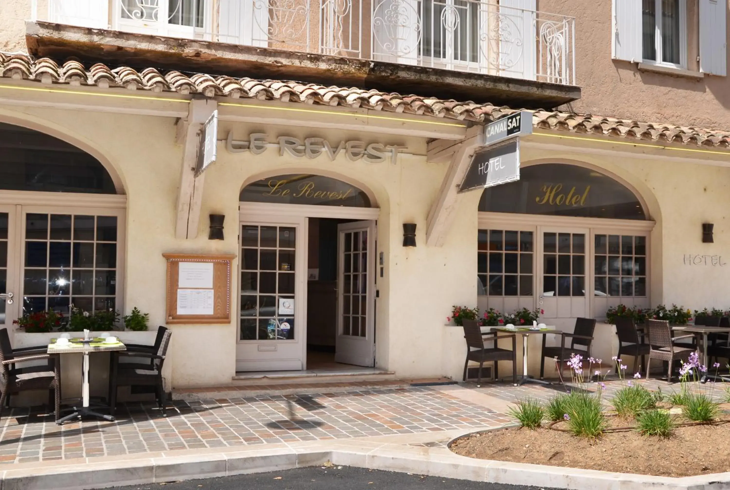 Facade/entrance in Hotel Le Revest