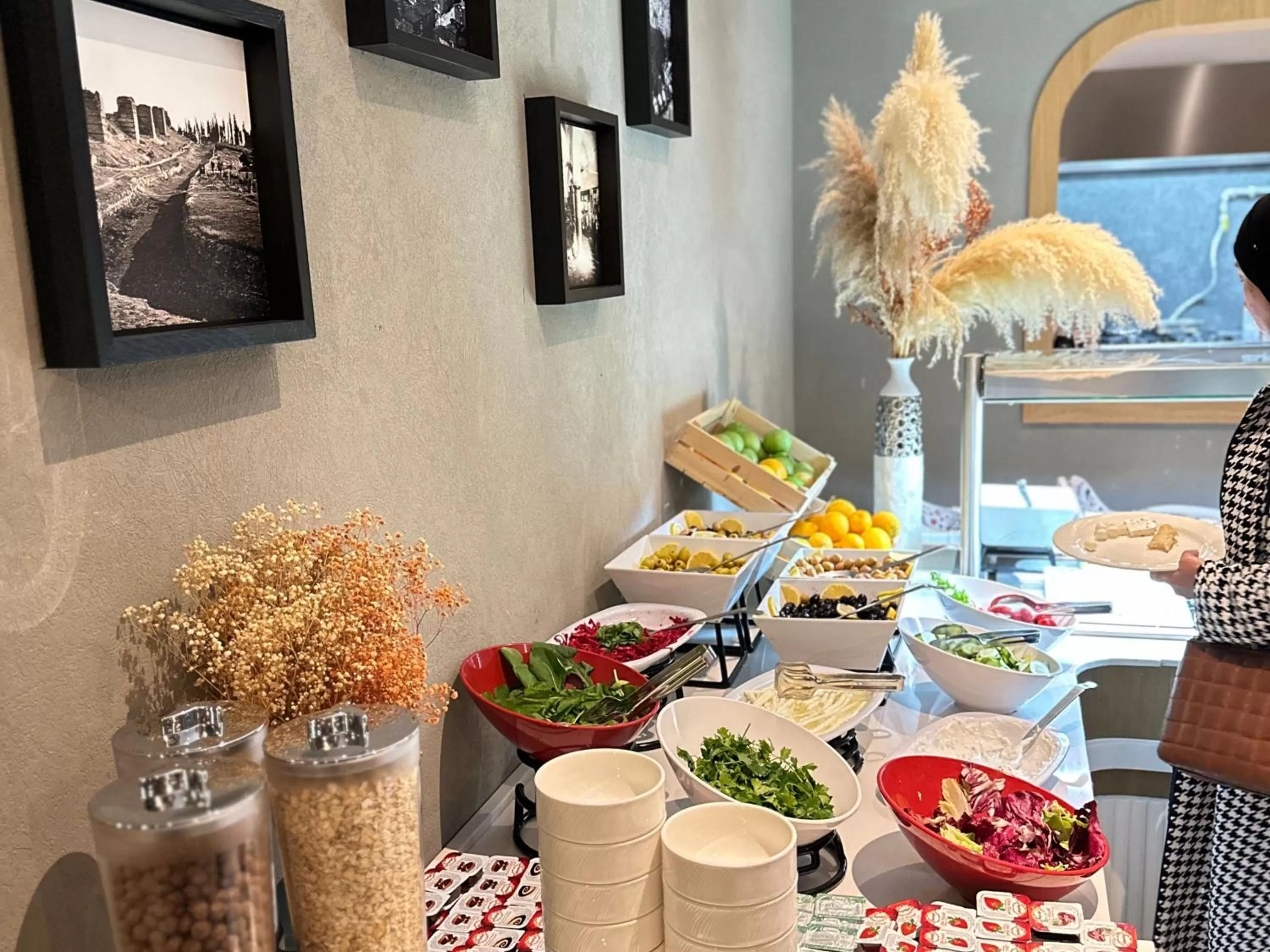 Food and drinks in Edition Old City Hotel