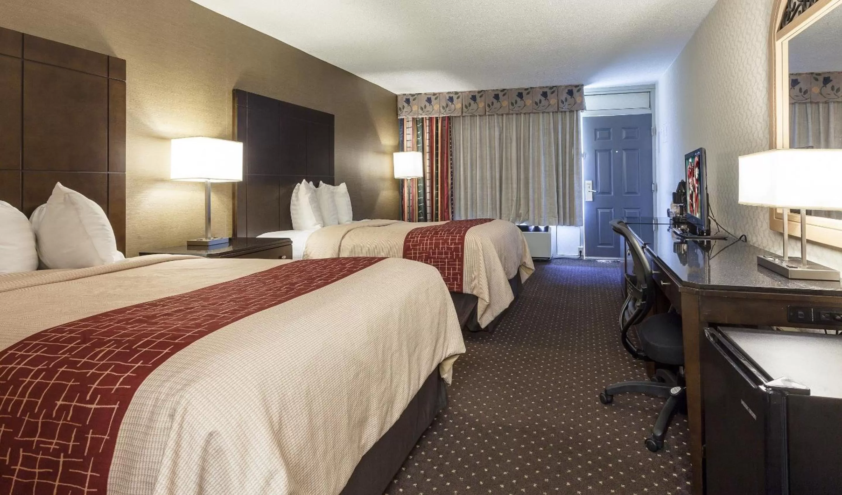 Photo of the whole room, Bed in Red Roof Inn & Suites DeKalb