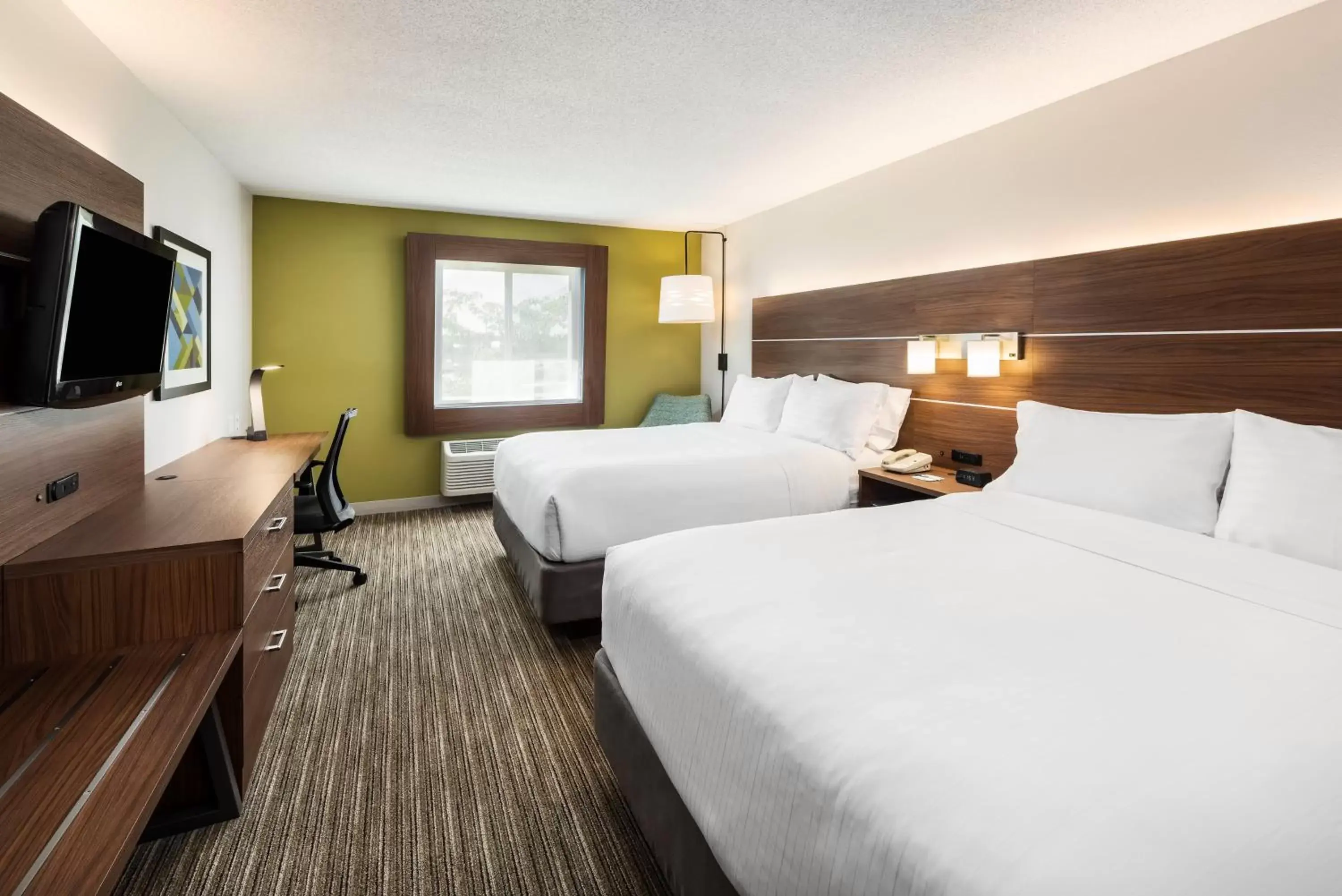 Photo of the whole room, Bed in Holiday Inn Express Warrenton, an IHG Hotel