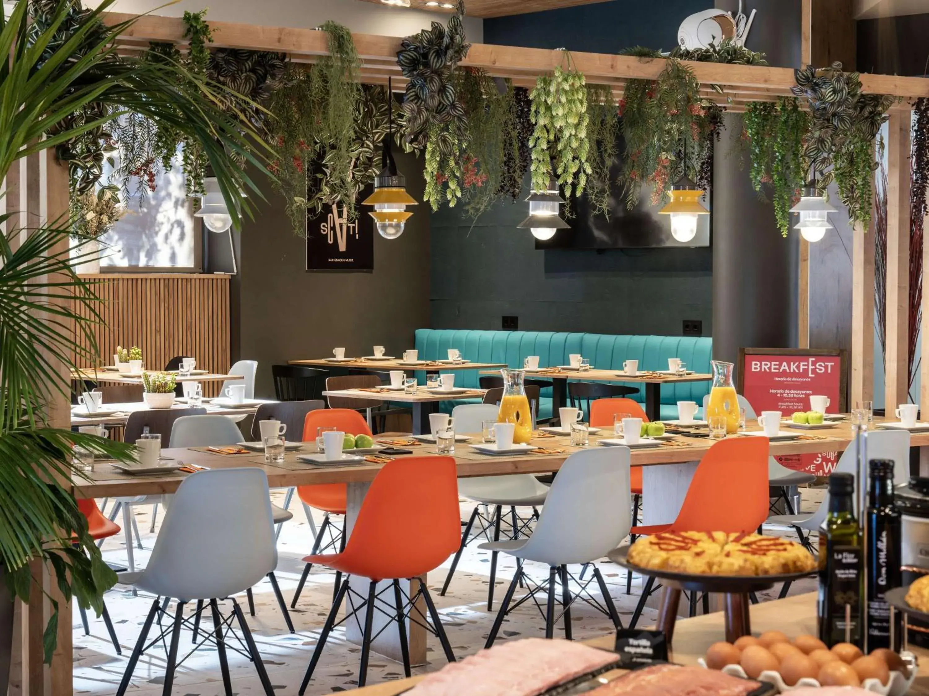 Property building, Restaurant/Places to Eat in Ibis Madrid Aeropuerto Barajas
