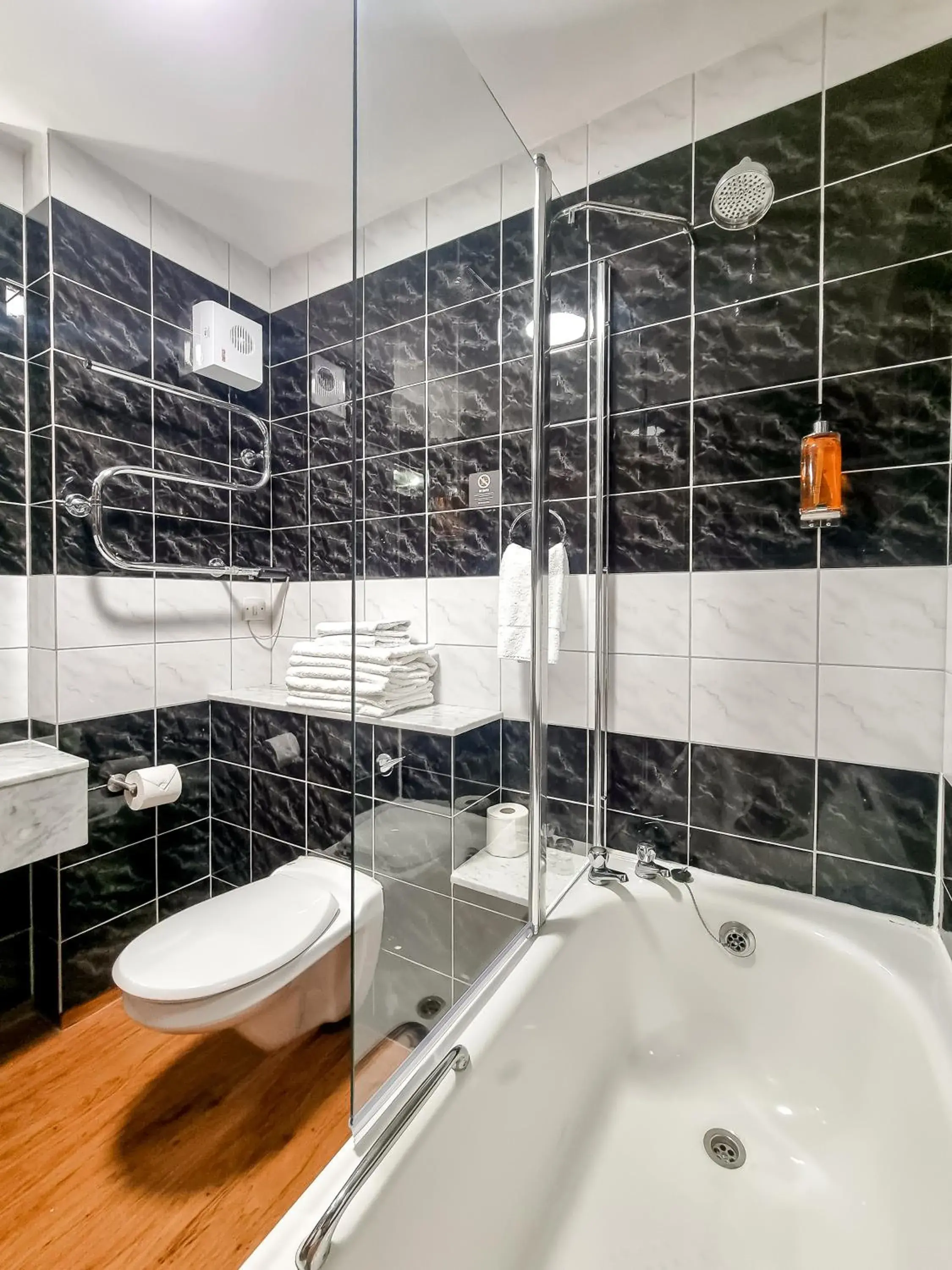 Shower, Bathroom in Cedar Court Bradford Hotel