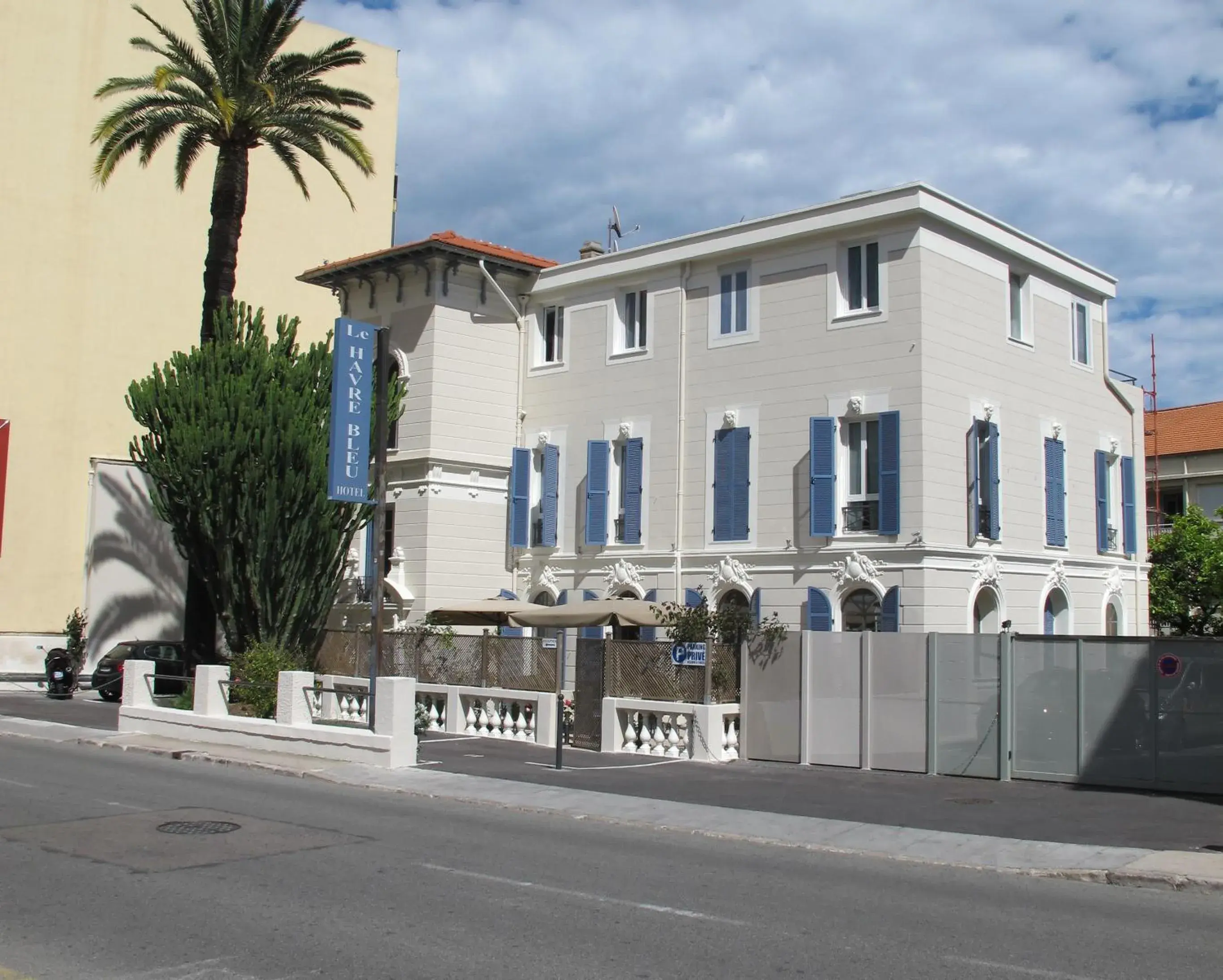 Facade/entrance in Hotel Le Havre Bleu