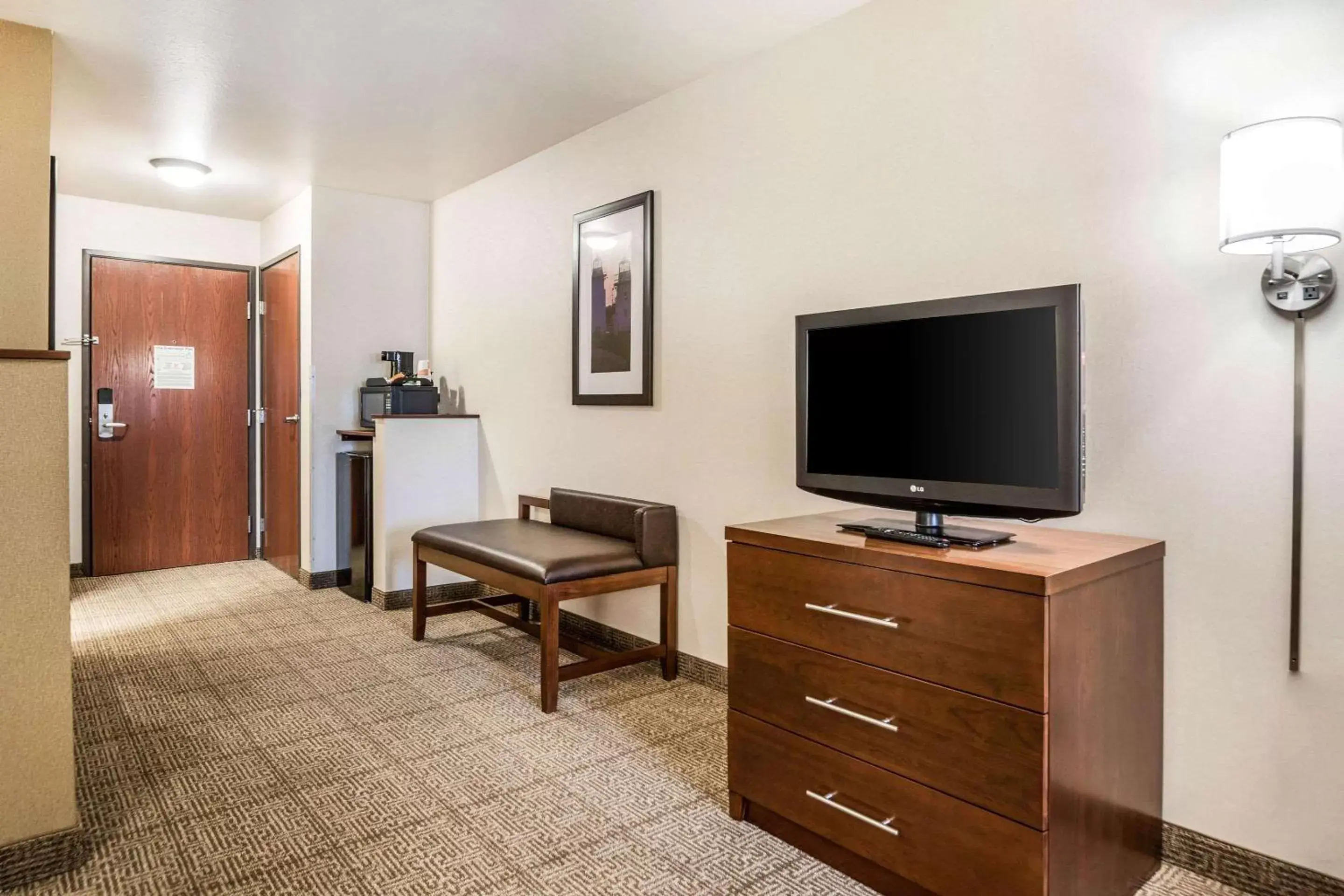 Bedroom, TV/Entertainment Center in Comfort Suites at Par 4 Resort