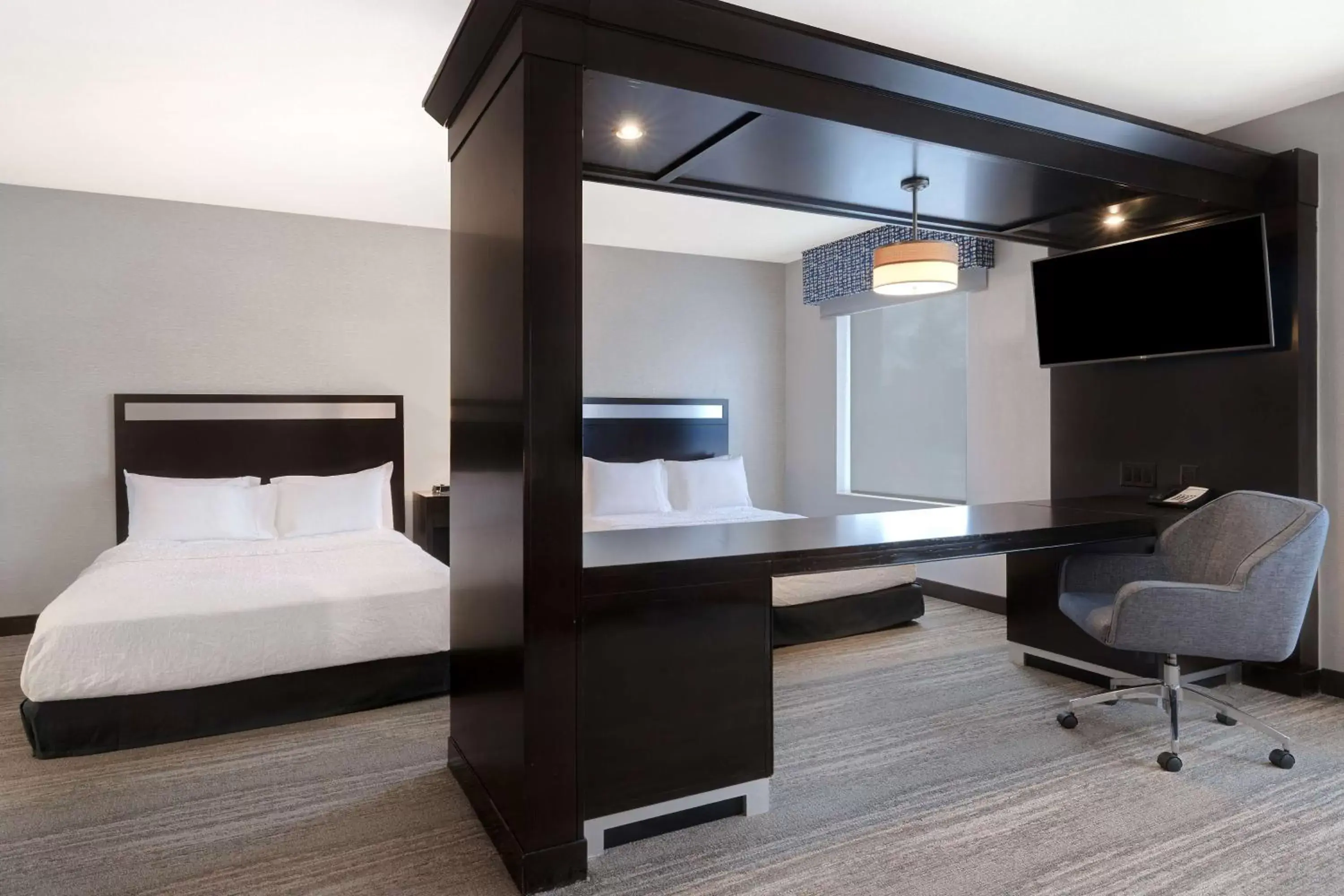 Bedroom, TV/Entertainment Center in Hampton Inn & Suites Seattle/Federal Way