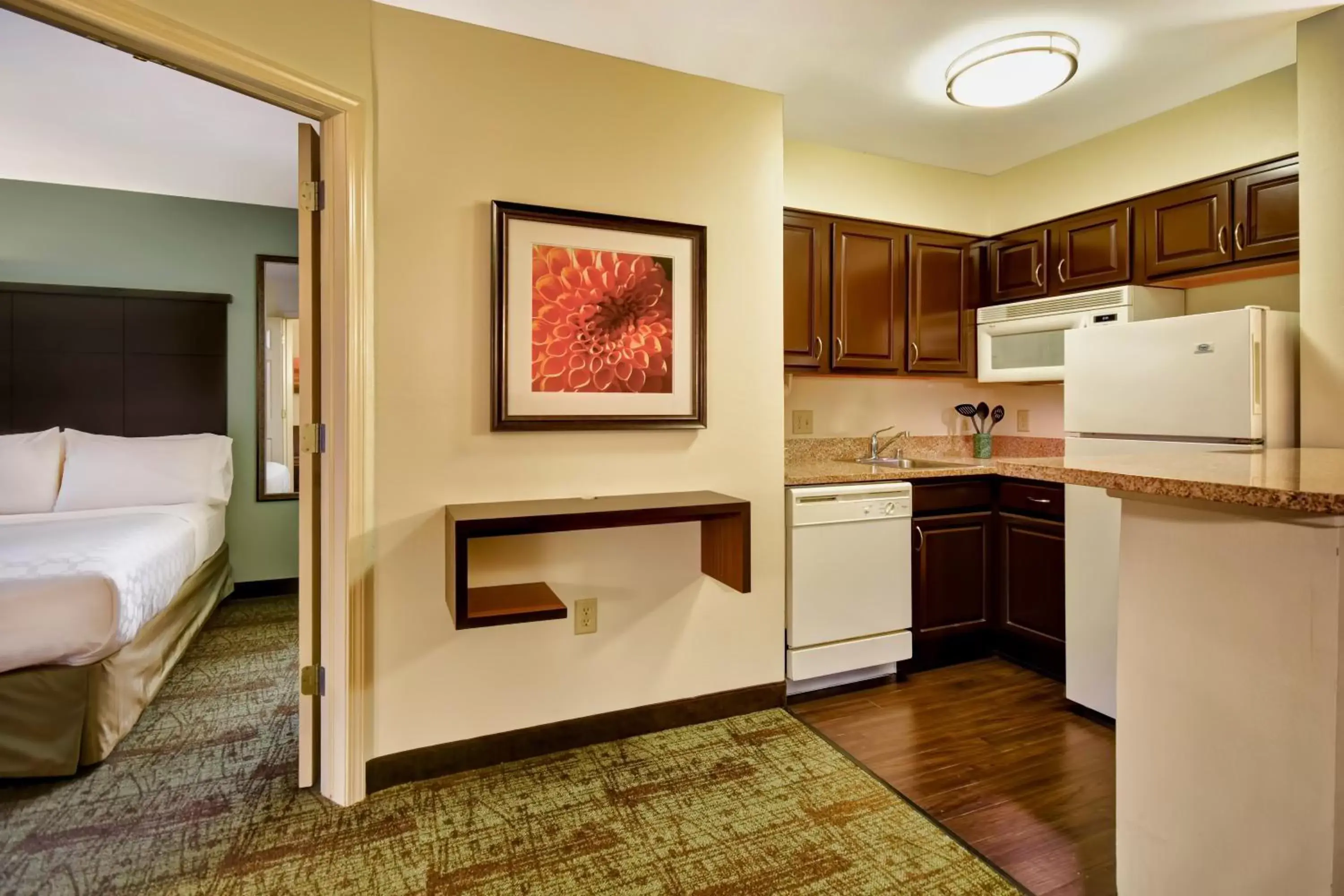 Photo of the whole room, Kitchen/Kitchenette in Staybridge Suites Middleton/Madison-West, an IHG Hotel