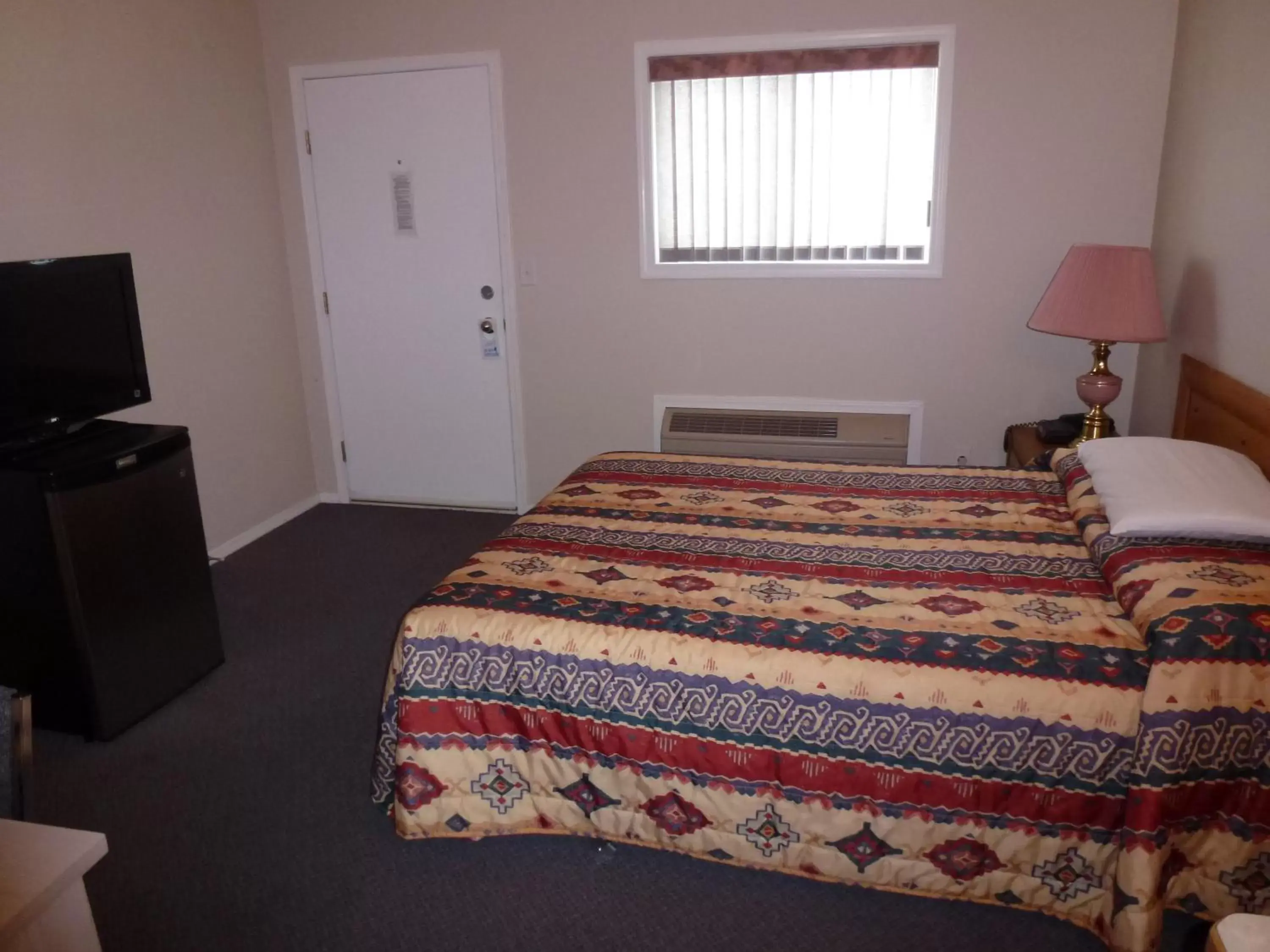 Photo of the whole room, Bed in Apple Tree Inn