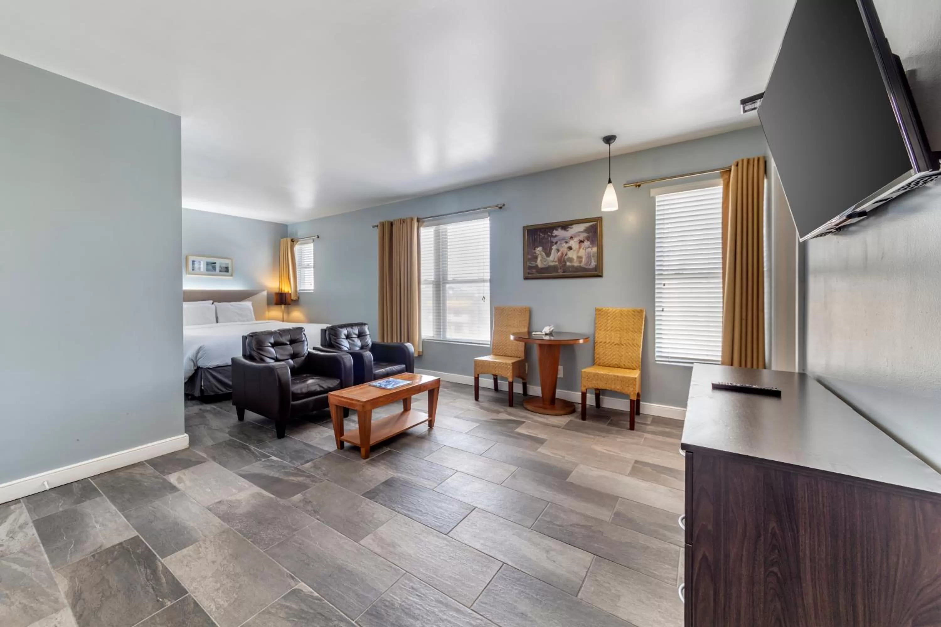 Living room, Seating Area in La Flora by LuxUrban