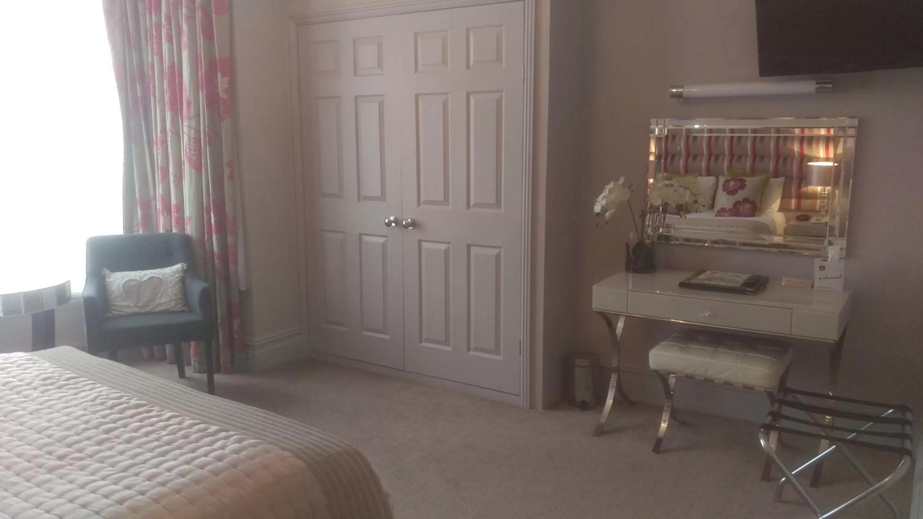 Photo of the whole room, TV/Entertainment Center in Best Western Brook Hotel