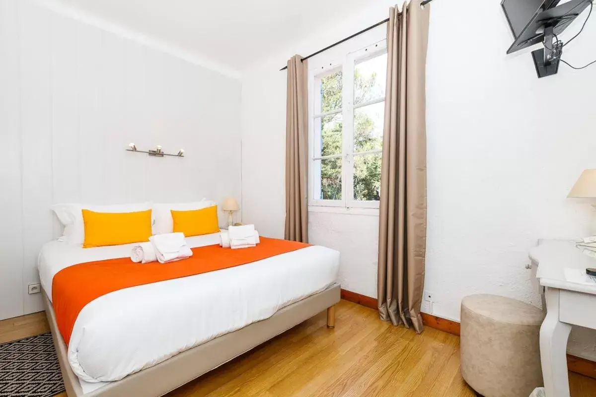 Double Room in Hôtel Les Liserons de Mougins Double Room in Hôtel Les Liserons de Mougins