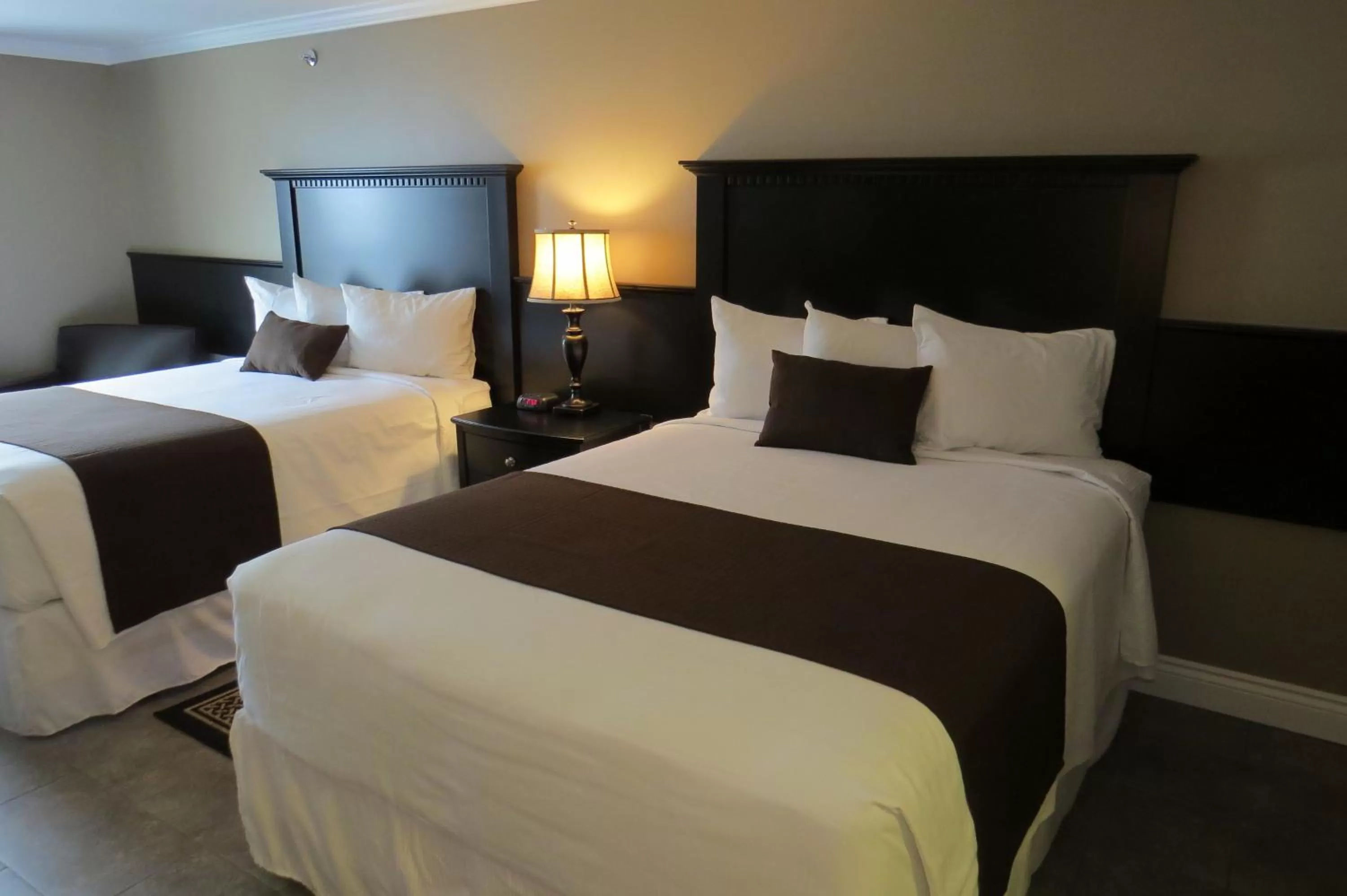 Bathroom, Bed in Dockside Suites