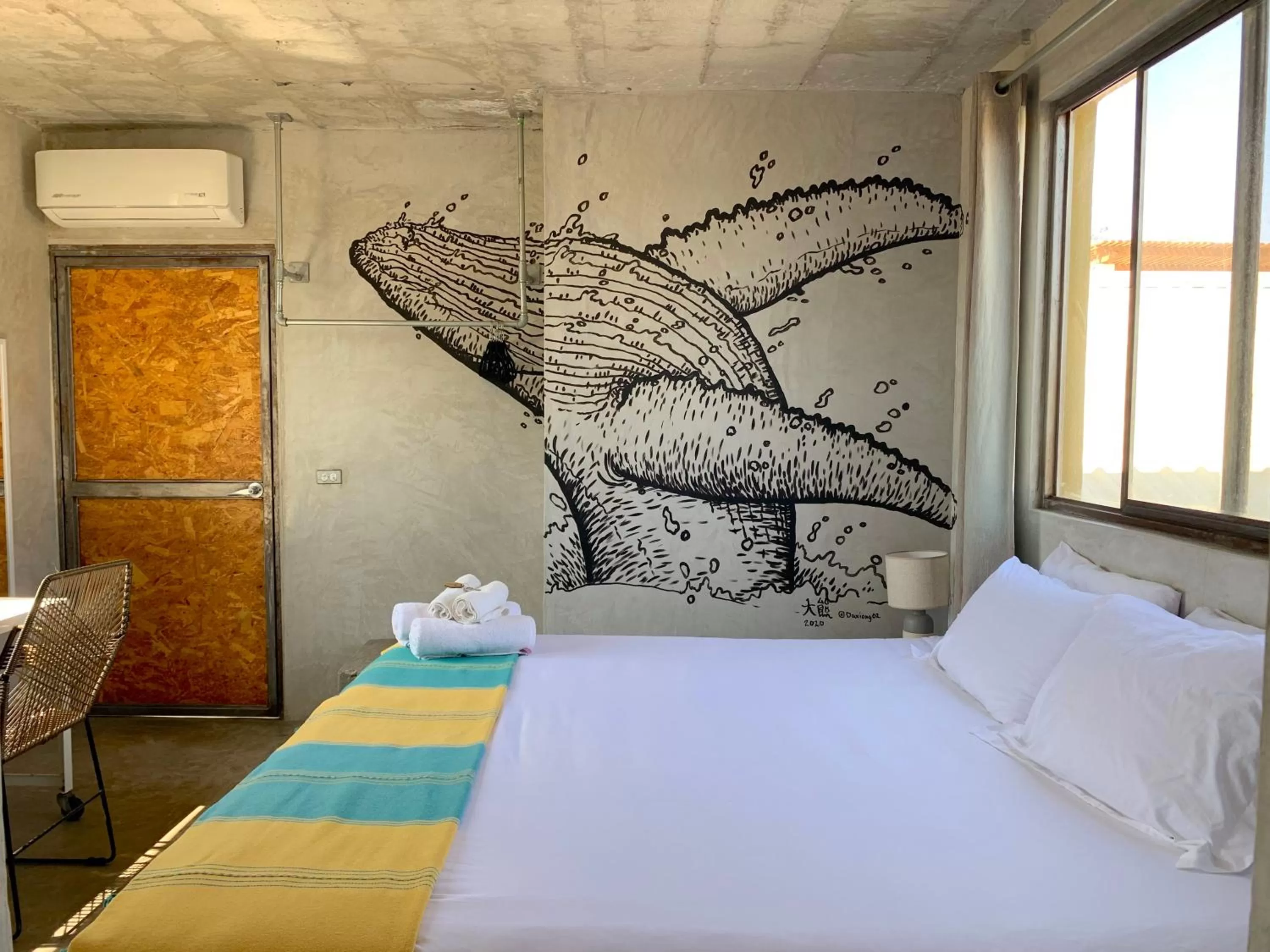 Photo of the whole room, Bed in Perro Surfero Hotel