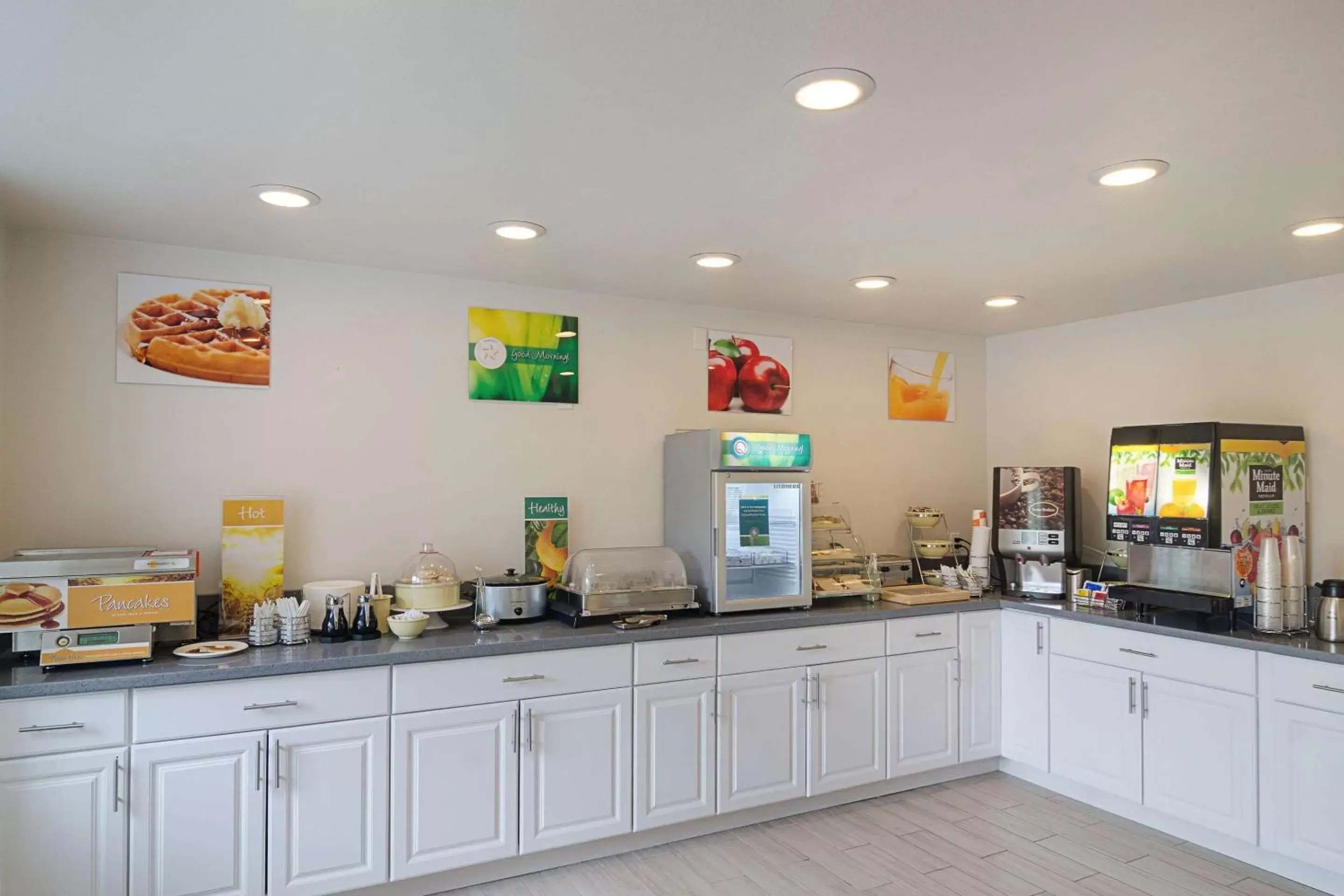 Restaurant/places to eat, Kitchen/Kitchenette in Quality Inn Seaside