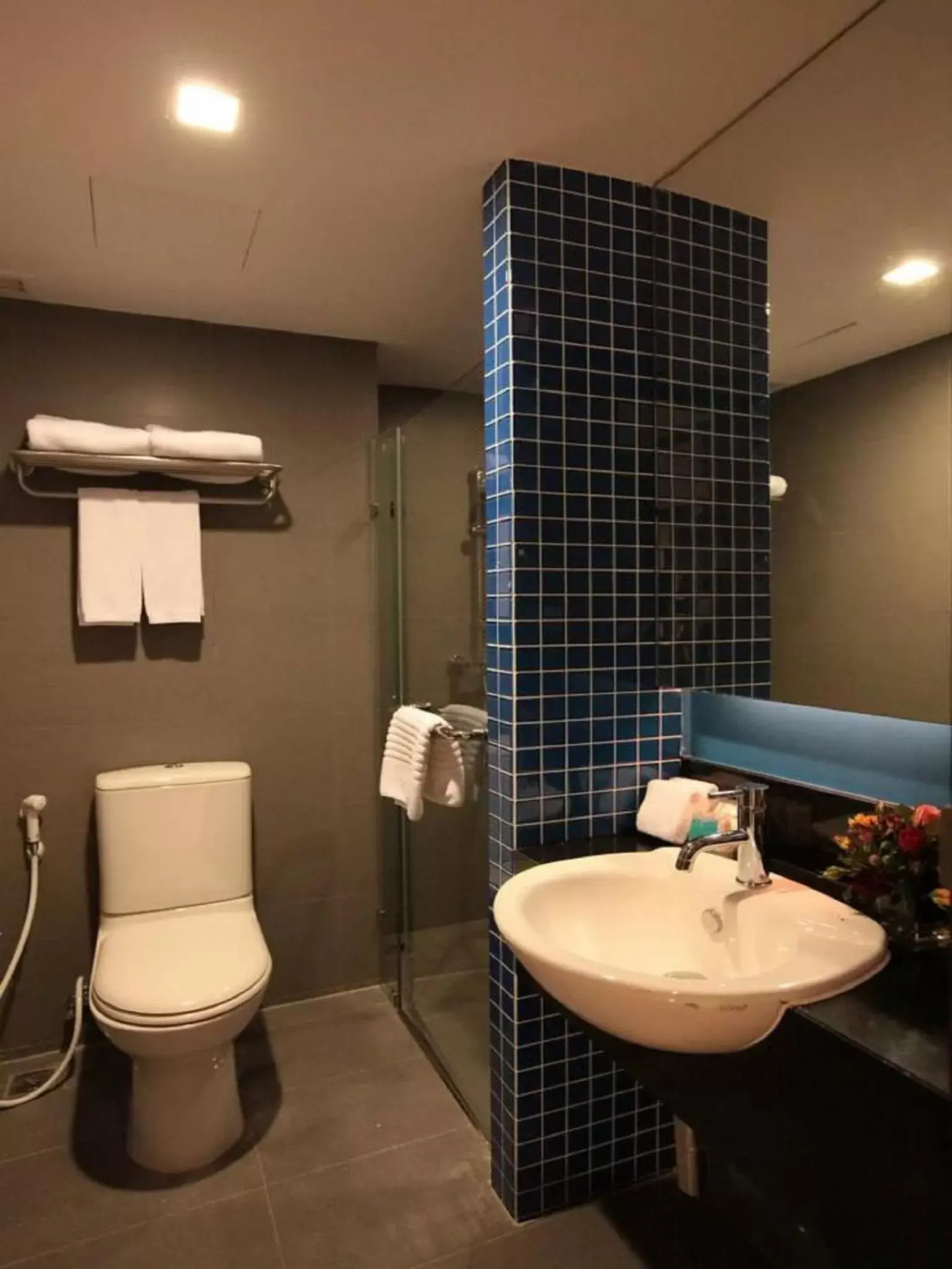 Bathroom in FX Hotel Metrolink Makkasan