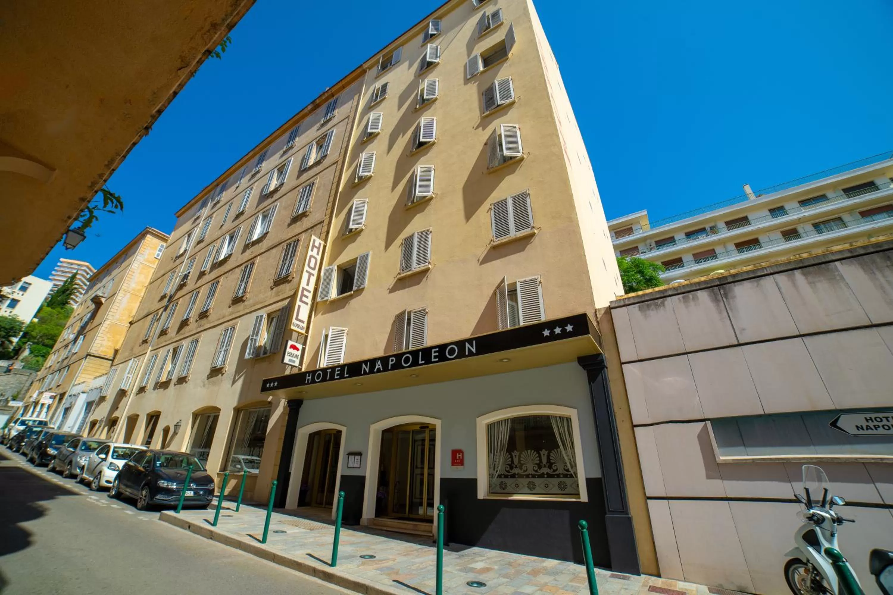 Facade/entrance in Napoleon