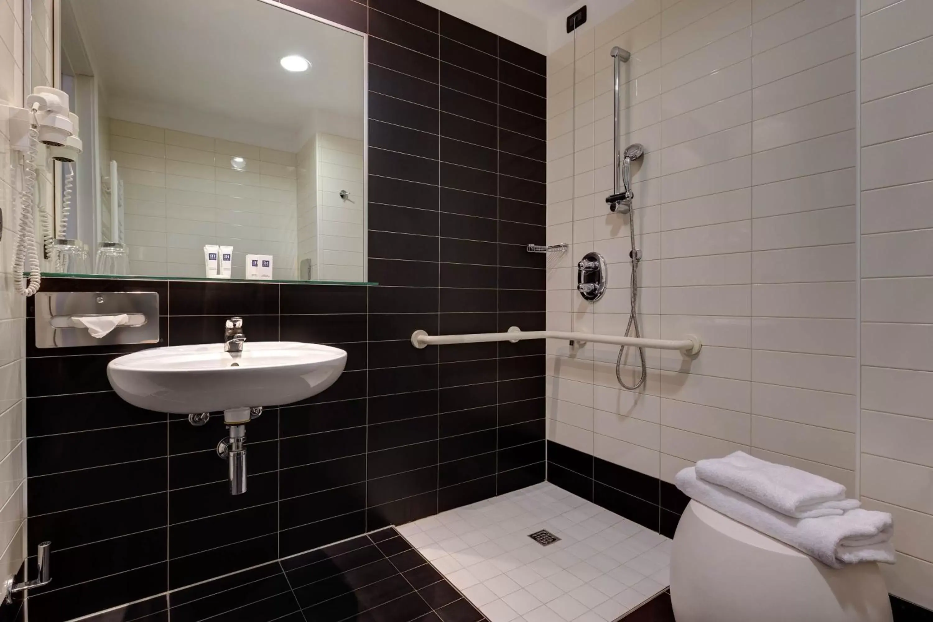 Shower, Bathroom in Idea Hotel Roma Z3