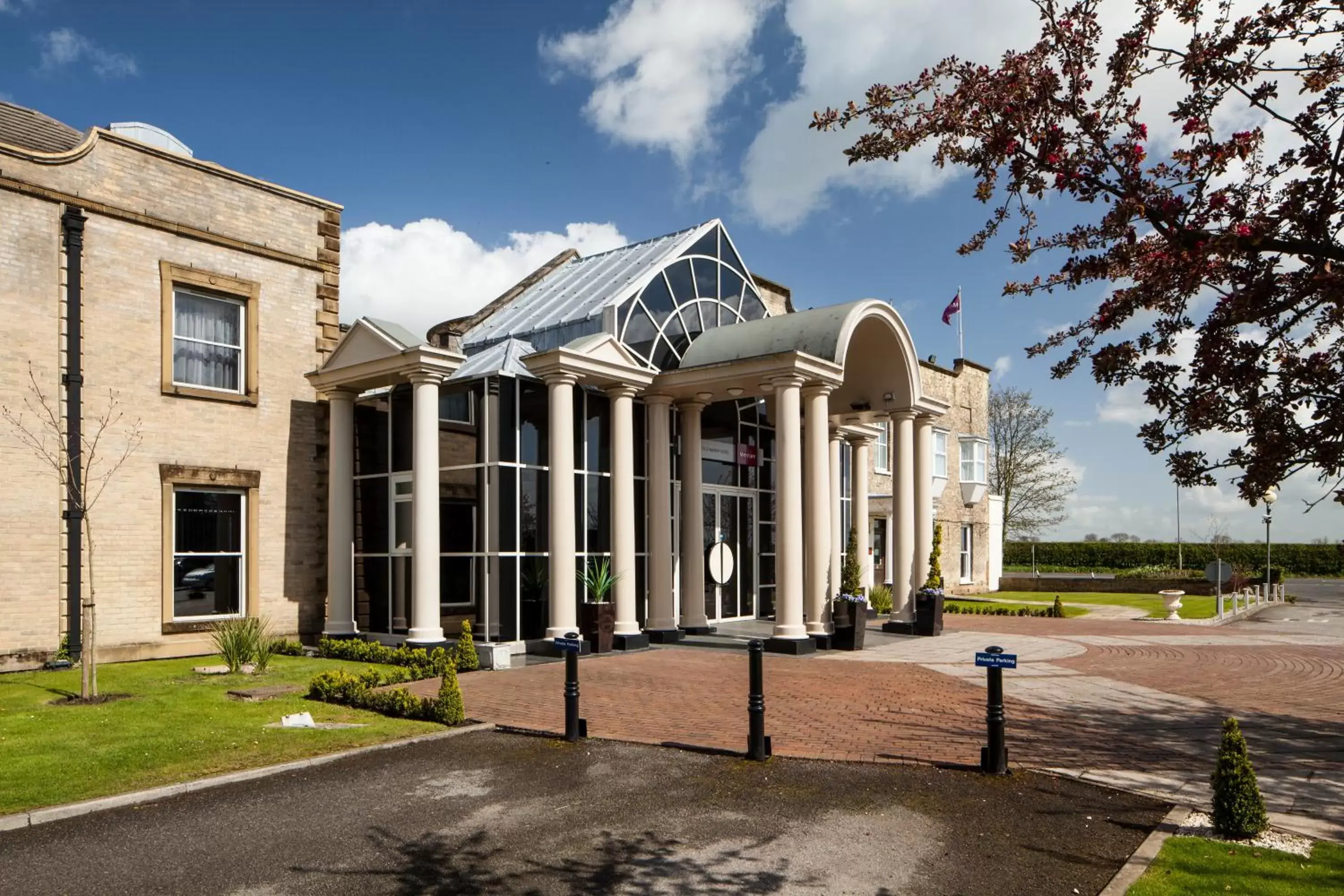 Facade/entrance, Property Building in Mercure York Fairfield Manor Hotel