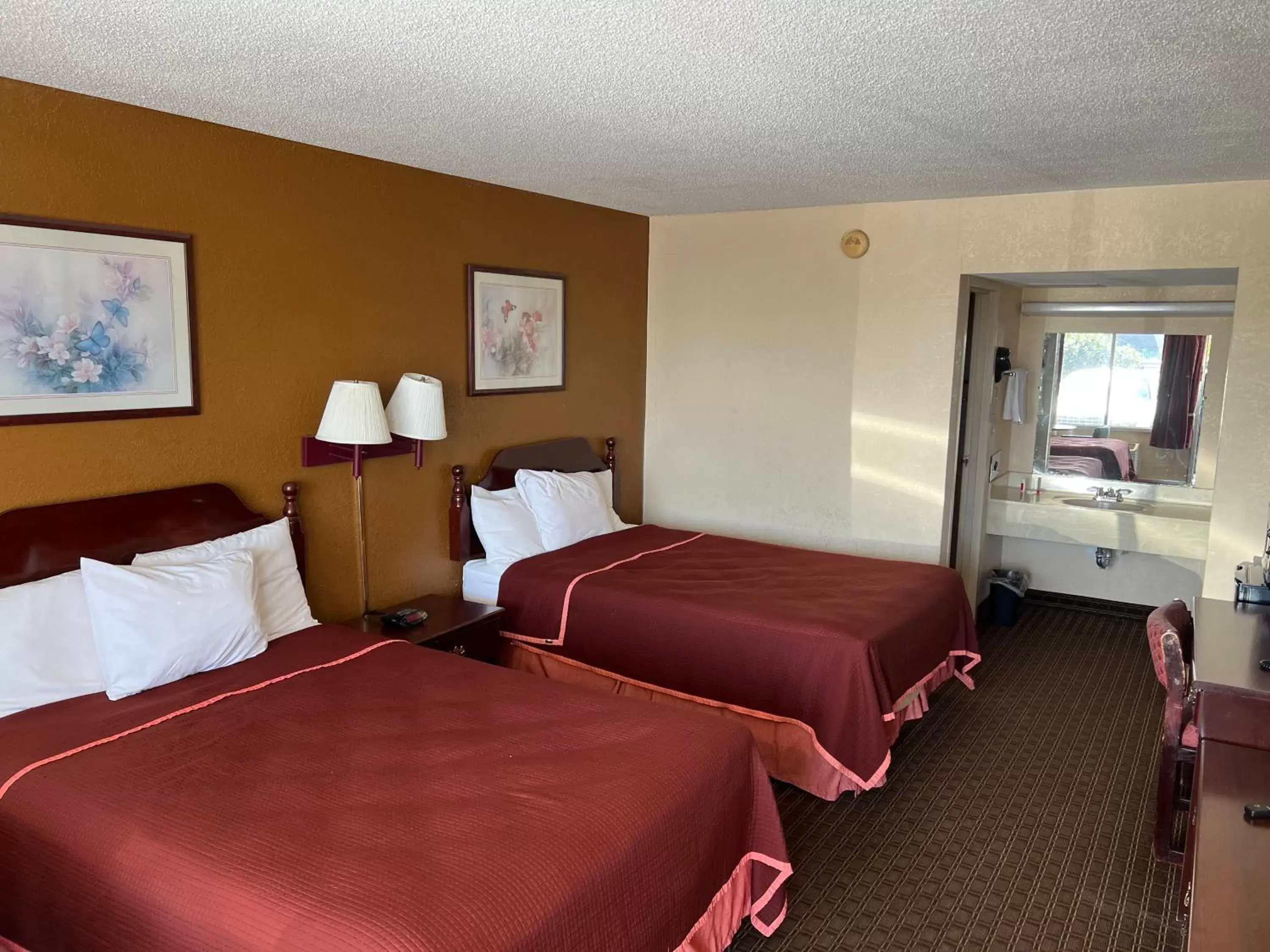 Photo of the whole room, Bed in Rodeway Inn