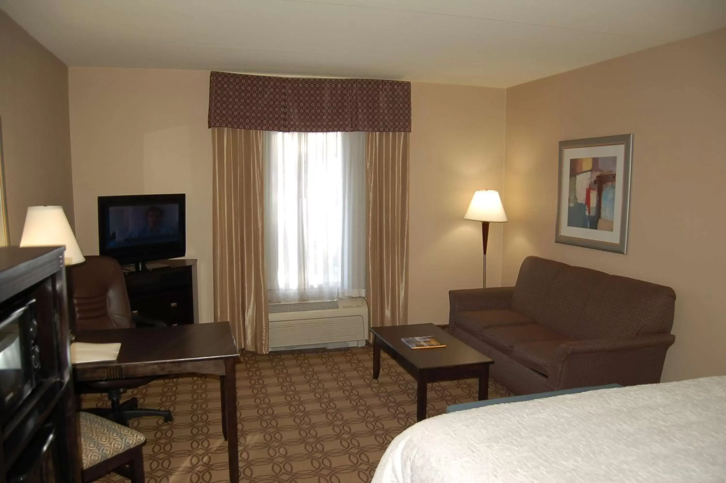 Bedroom, Seating Area in Hampton Inn & Suites Charlotte-Airport
