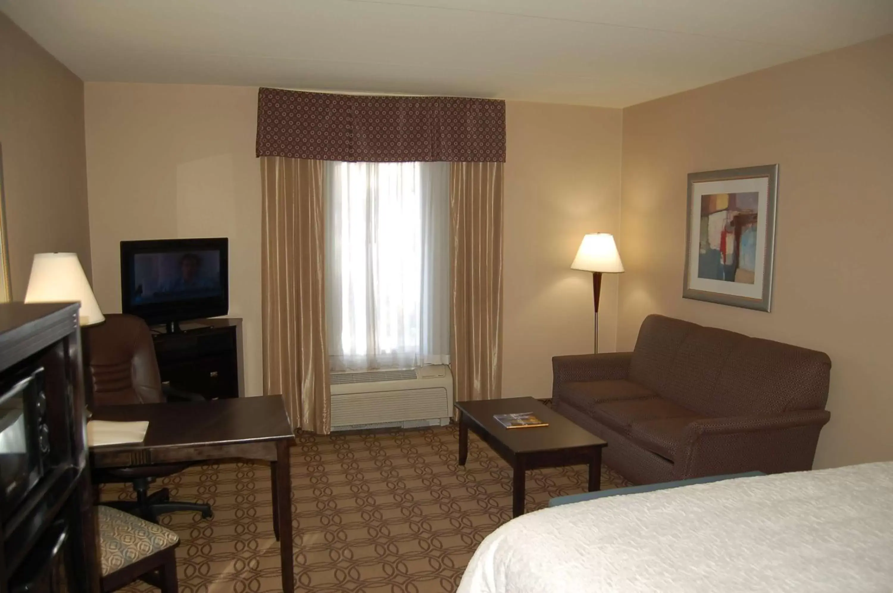 Bedroom, Bed in Hampton Inn & Suites Charlotte-Airport Bedroom, Bed in Hampton Inn & Suites Charlotte-Airport