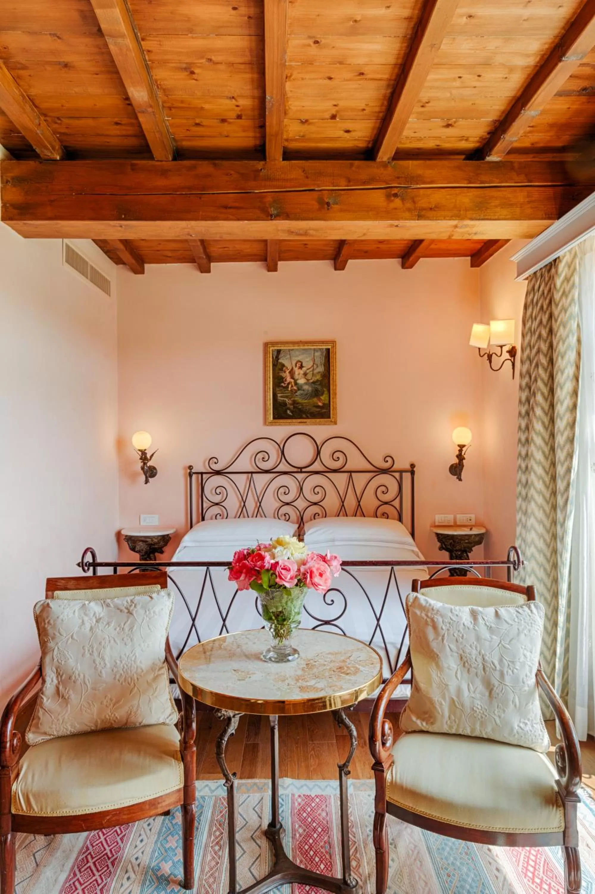 Photo of the whole room in Hotel Mulino di Firenze - WorldHotels Crafted