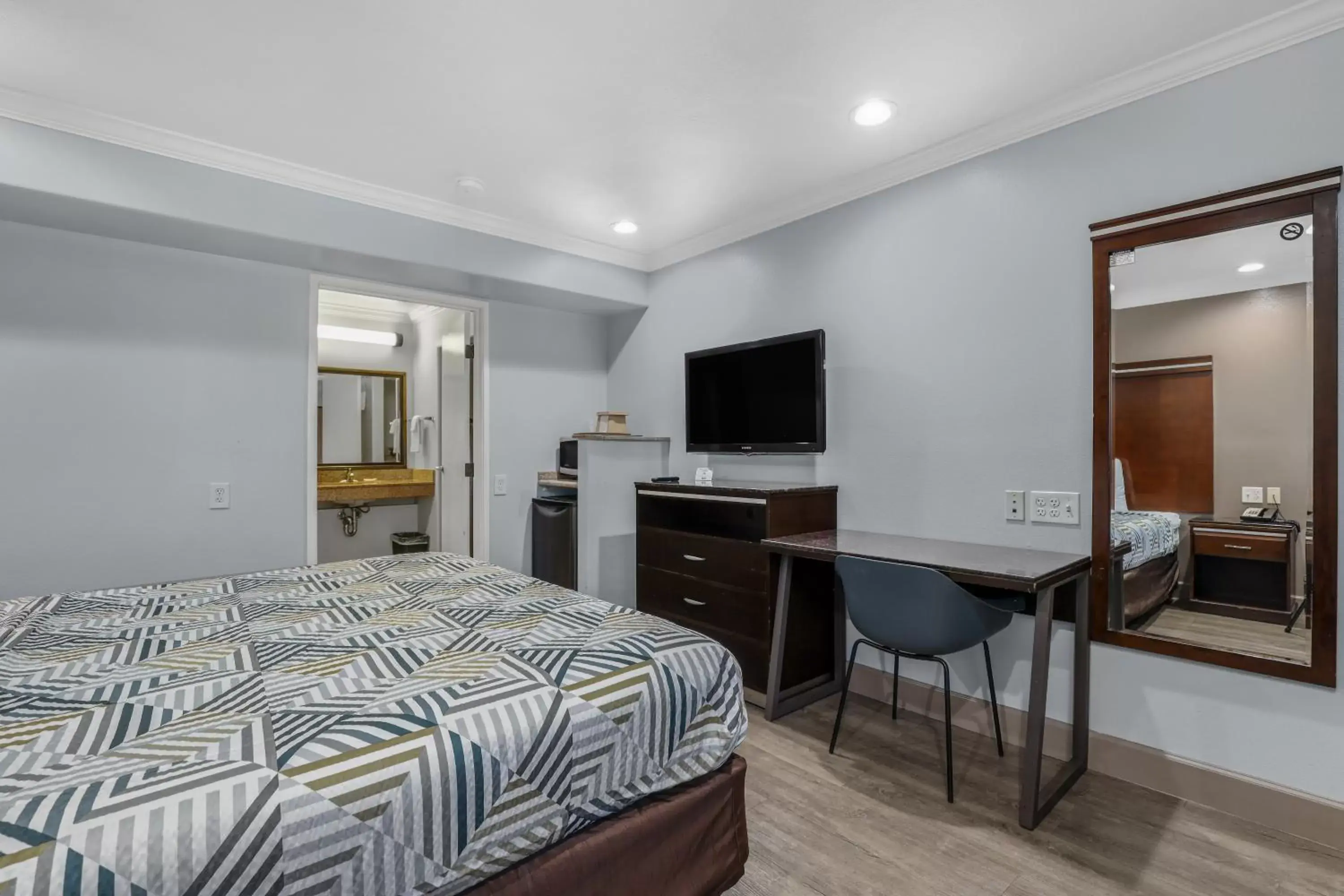 Bed in Motel 6 Carlsbad, Ca- North Bed in Motel 6 Carlsbad, Ca- North